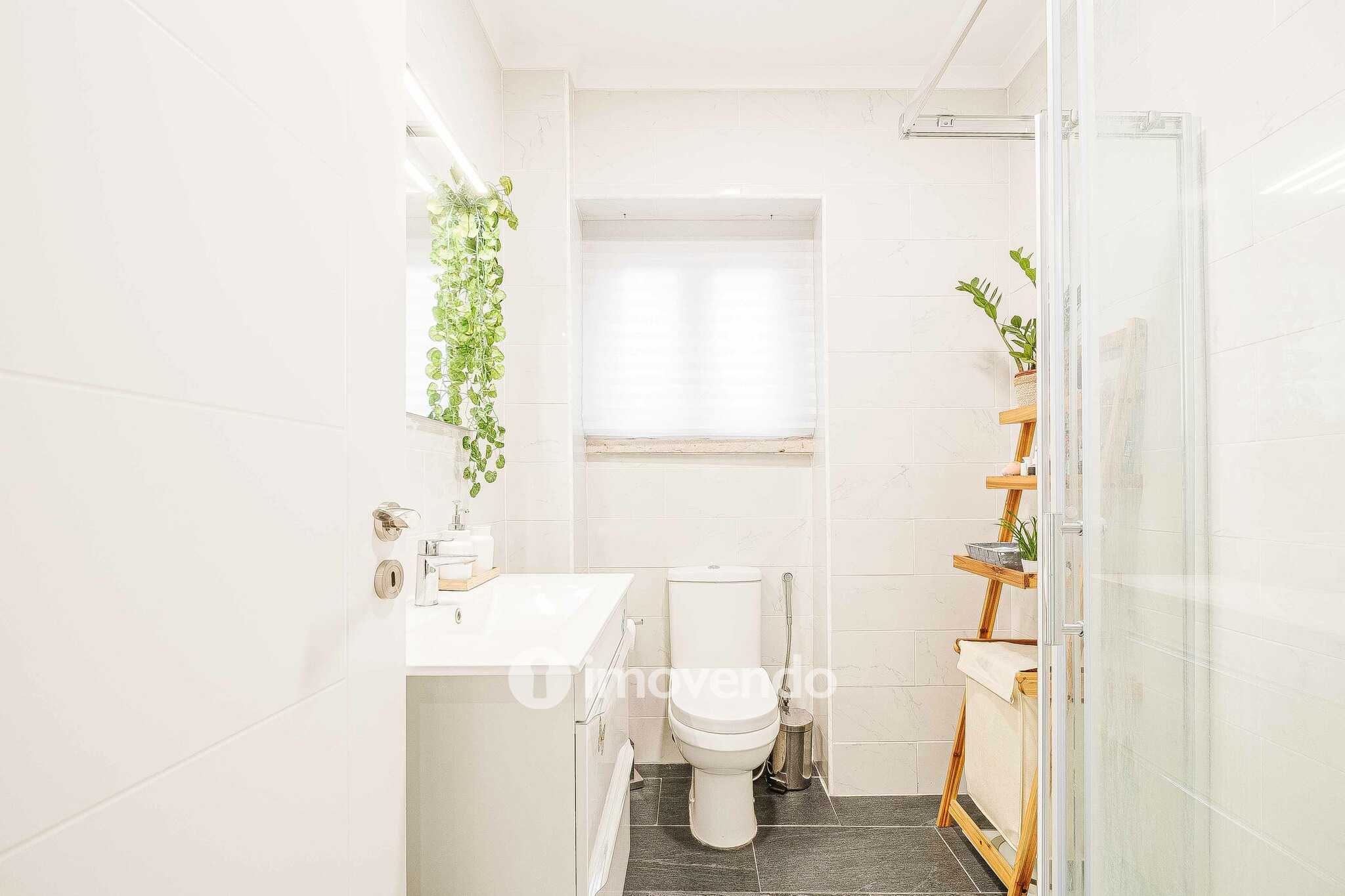 Apartamento T2 totalmente renovado, com cozinha equipada, na Amadora