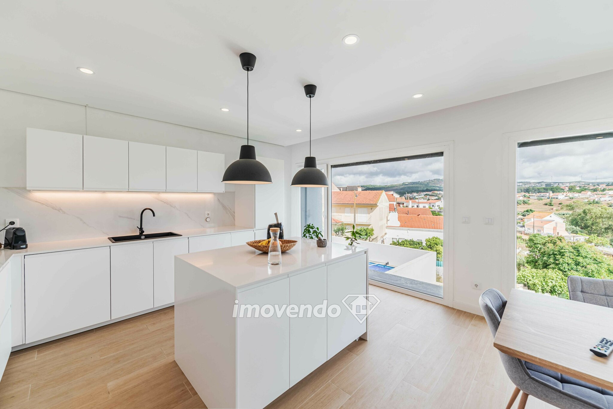 Moradia moderna T3, com garagem e piscina, em Loures