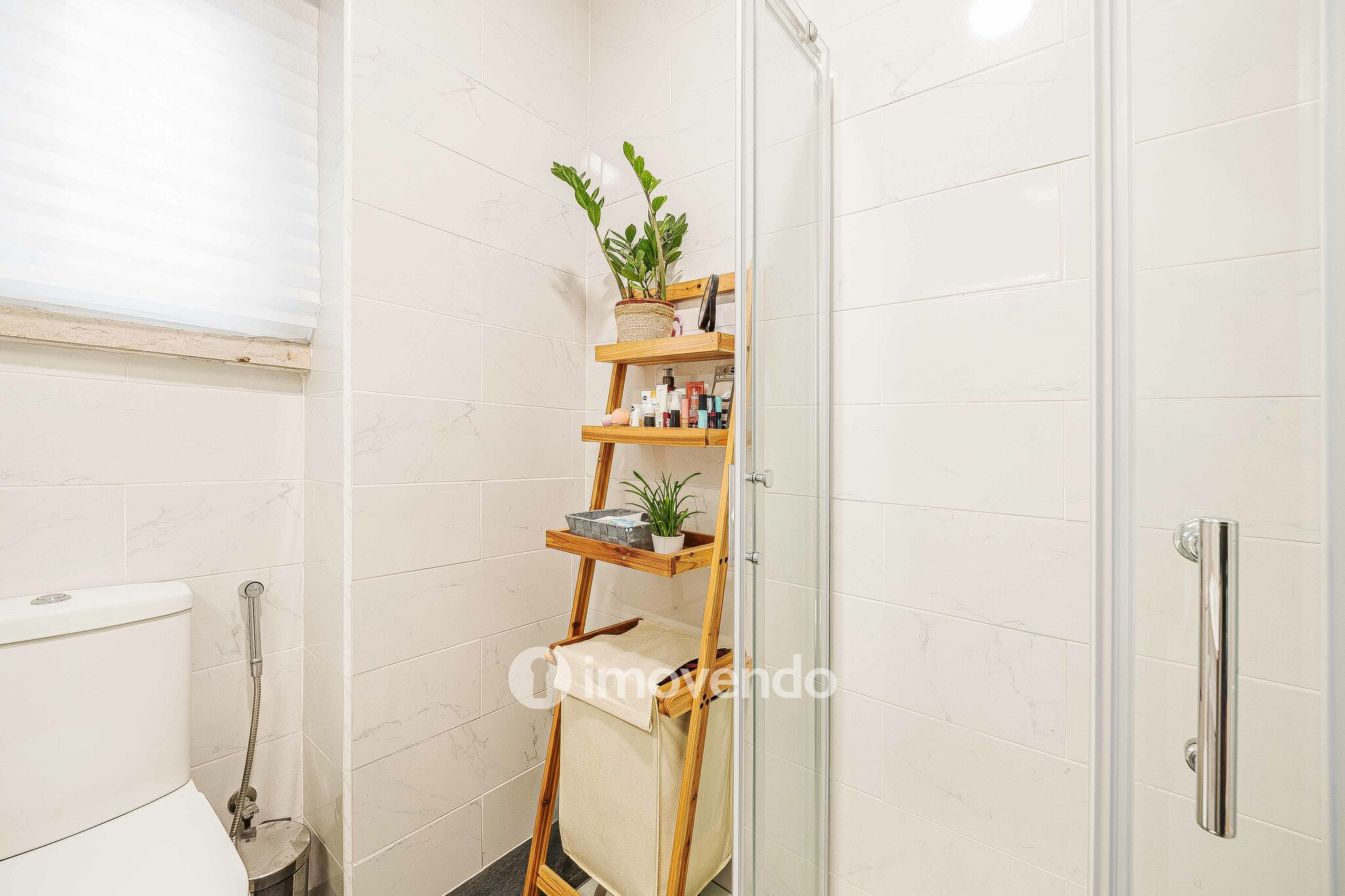 Apartamento T2 totalmente renovado, com cozinha equipada, na Amadora