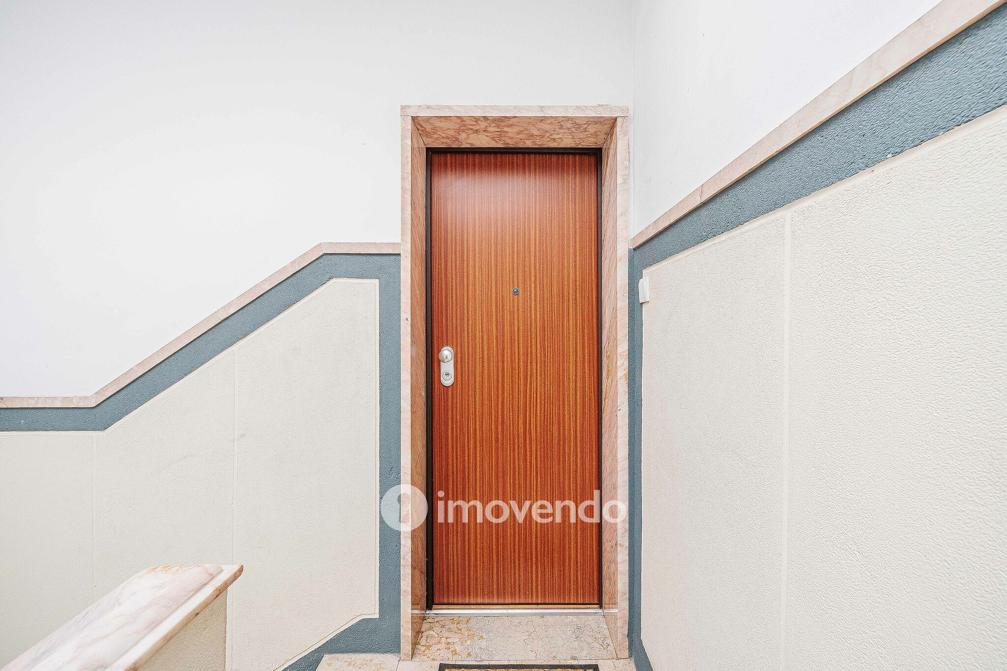 Apartamento T2 totalmente renovado, com cozinha equipada, na Amadora