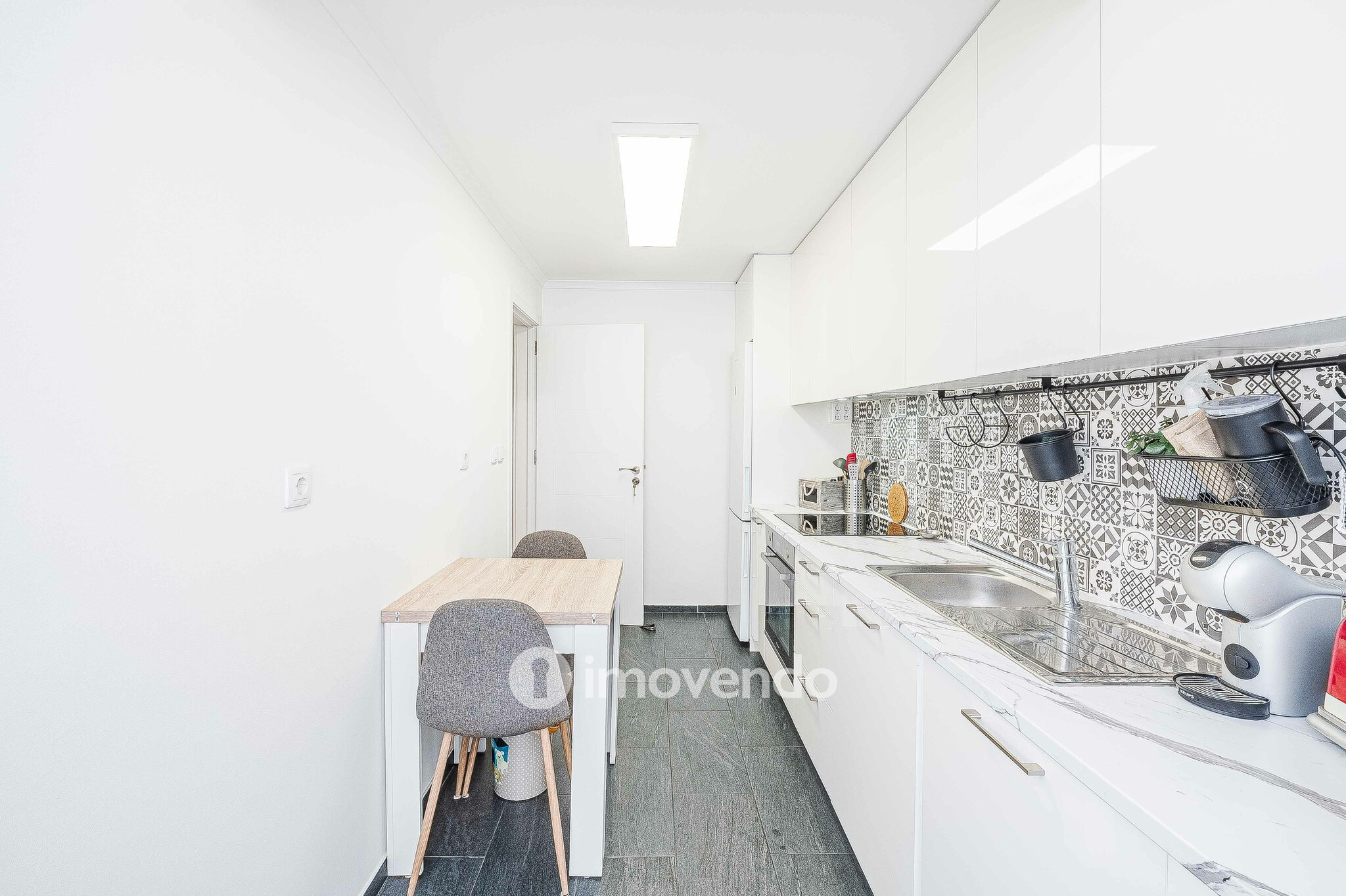 Apartamento T2 totalmente renovado, com cozinha equipada, na Amadora