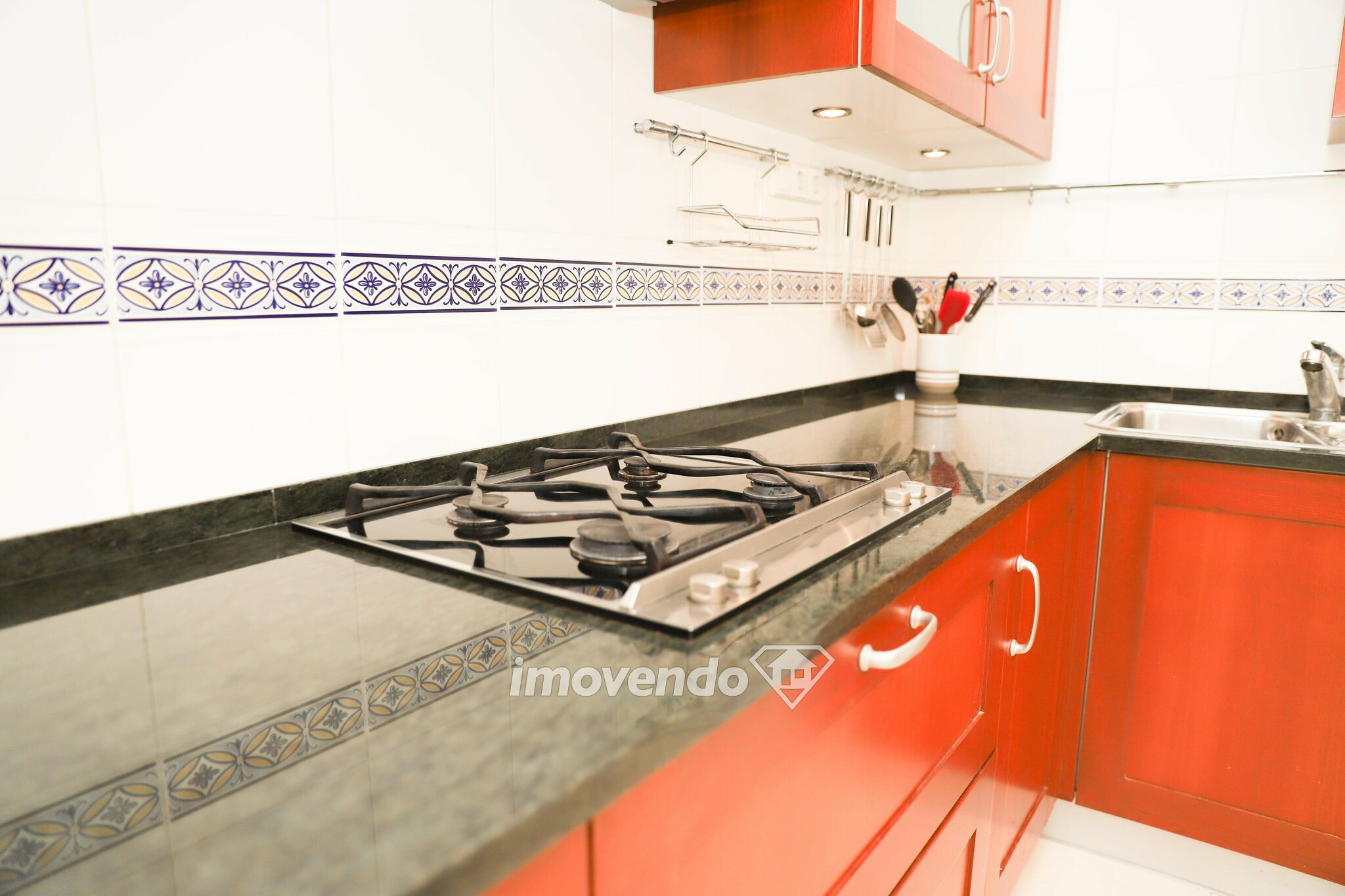 Apartamento T3 com áreas amplas e arrecadação, em Carnaxide