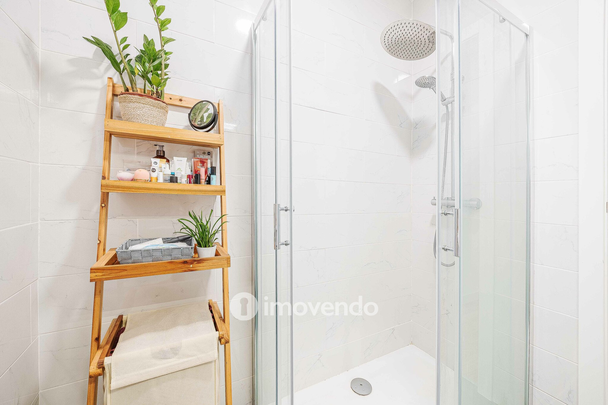 Apartamento T2 totalmente renovado, com cozinha equipada, na Amadora