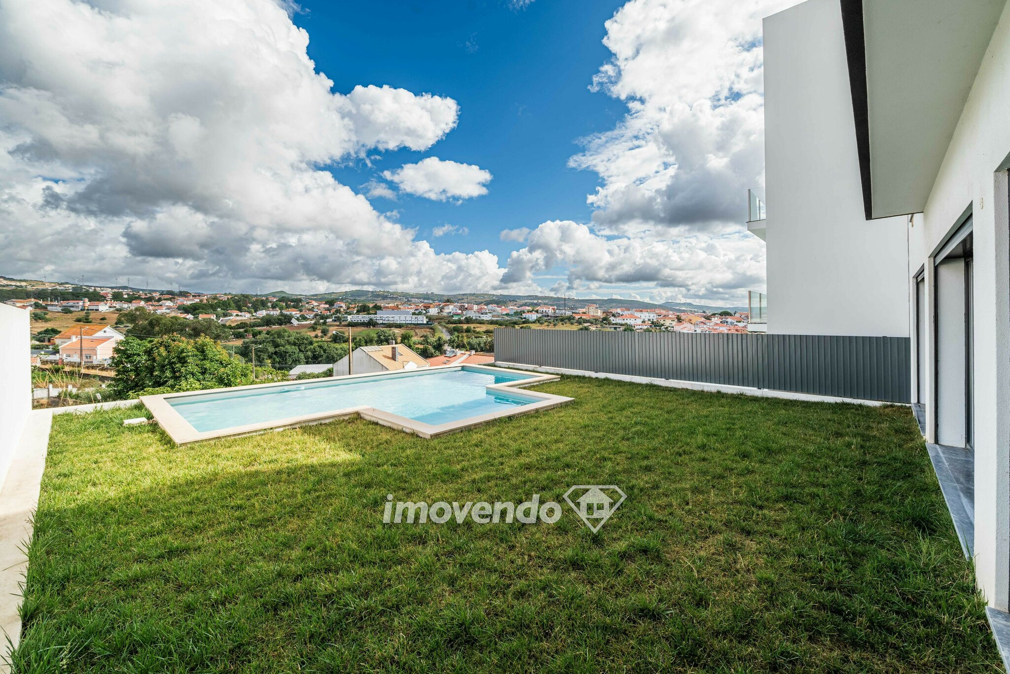 Moradia moderna T3, com garagem e piscina, em Loures