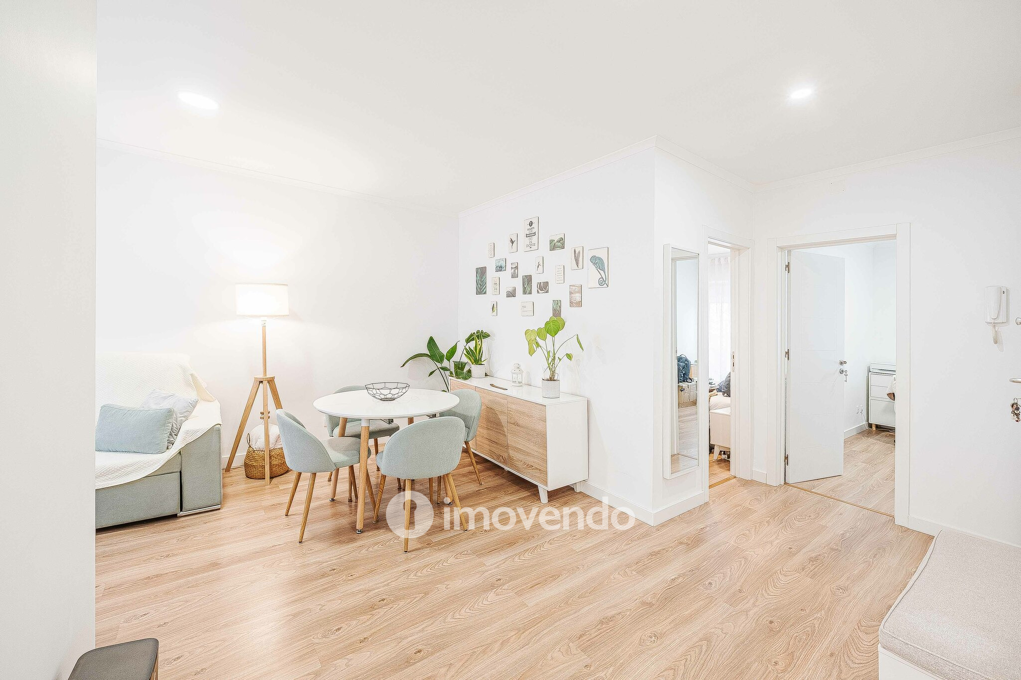 Apartamento T2 totalmente renovado, com cozinha equipada, na Amadora