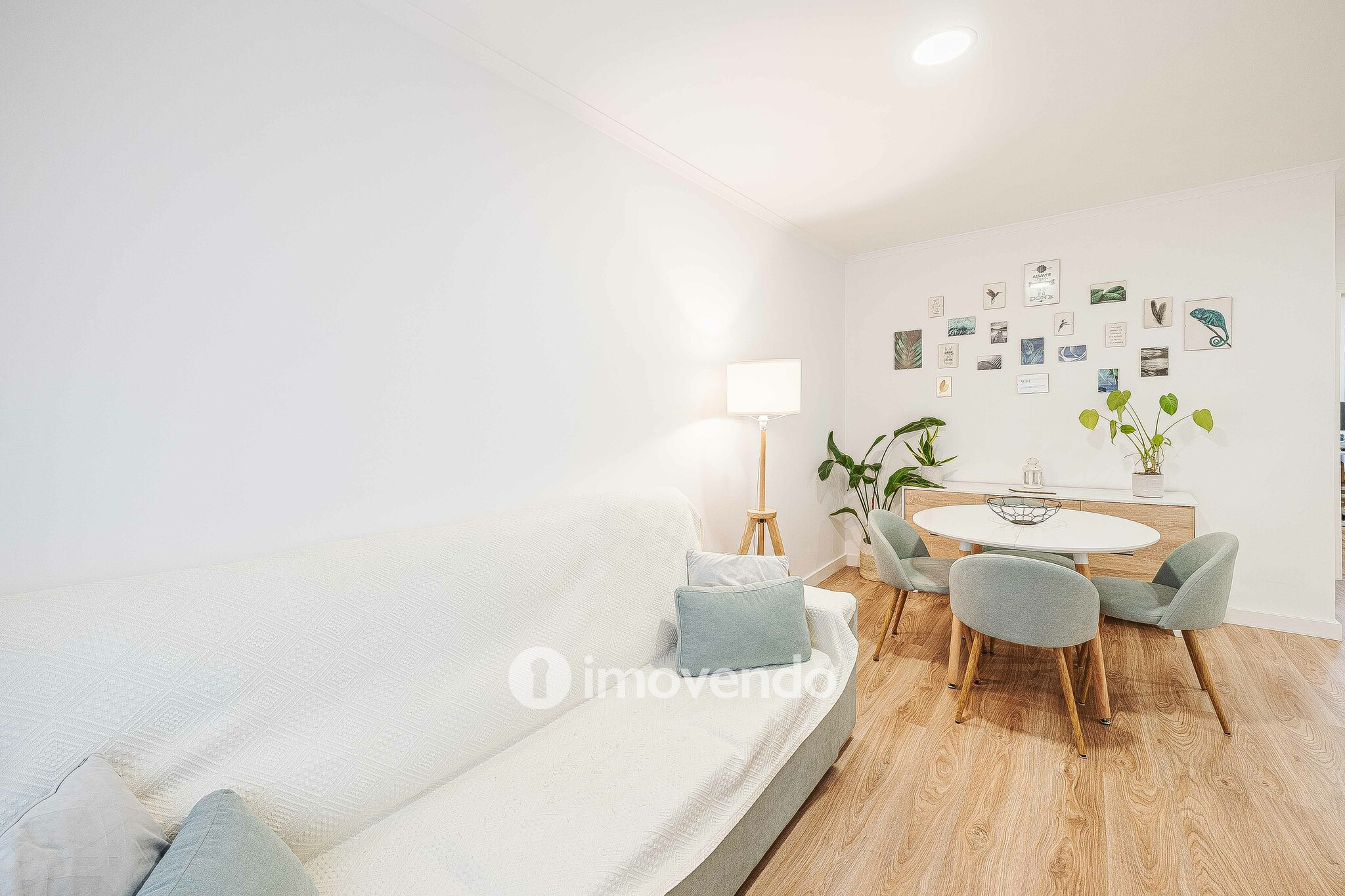 Apartamento T2 totalmente renovado, com cozinha equipada, na Amadora