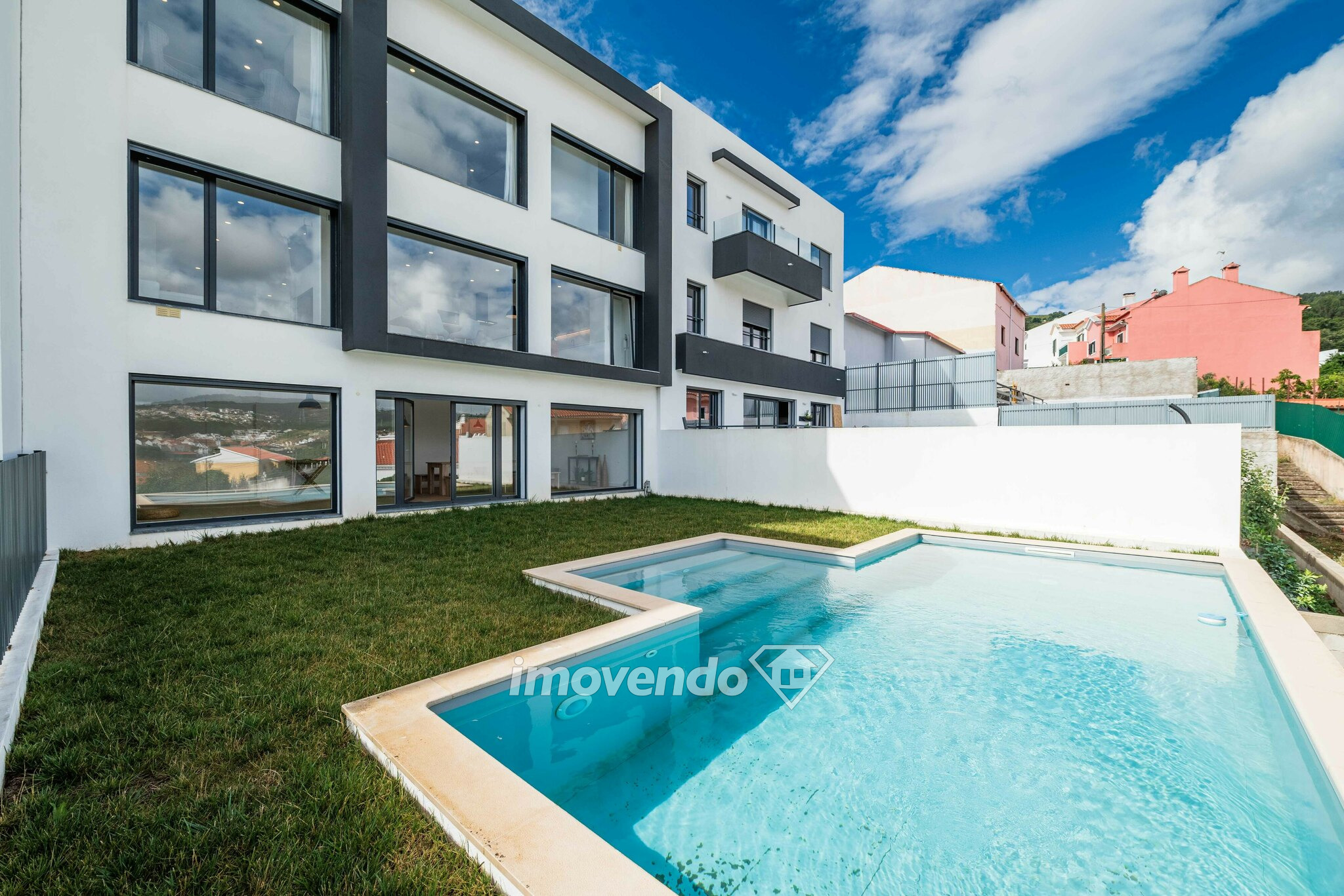 Moradia moderna T3, com garagem e piscina, em Loures