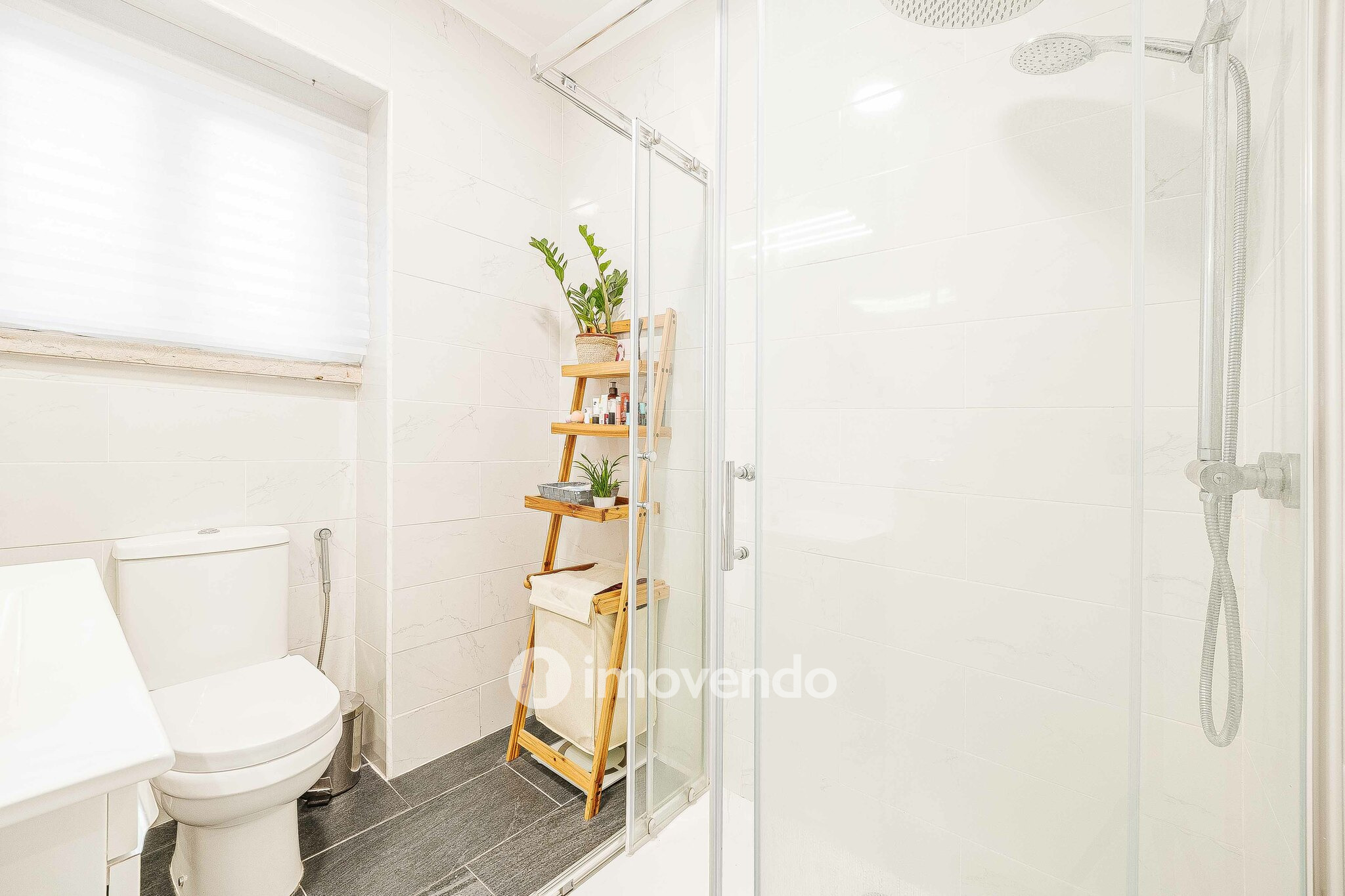 Apartamento T2 totalmente renovado, com cozinha equipada, na Amadora