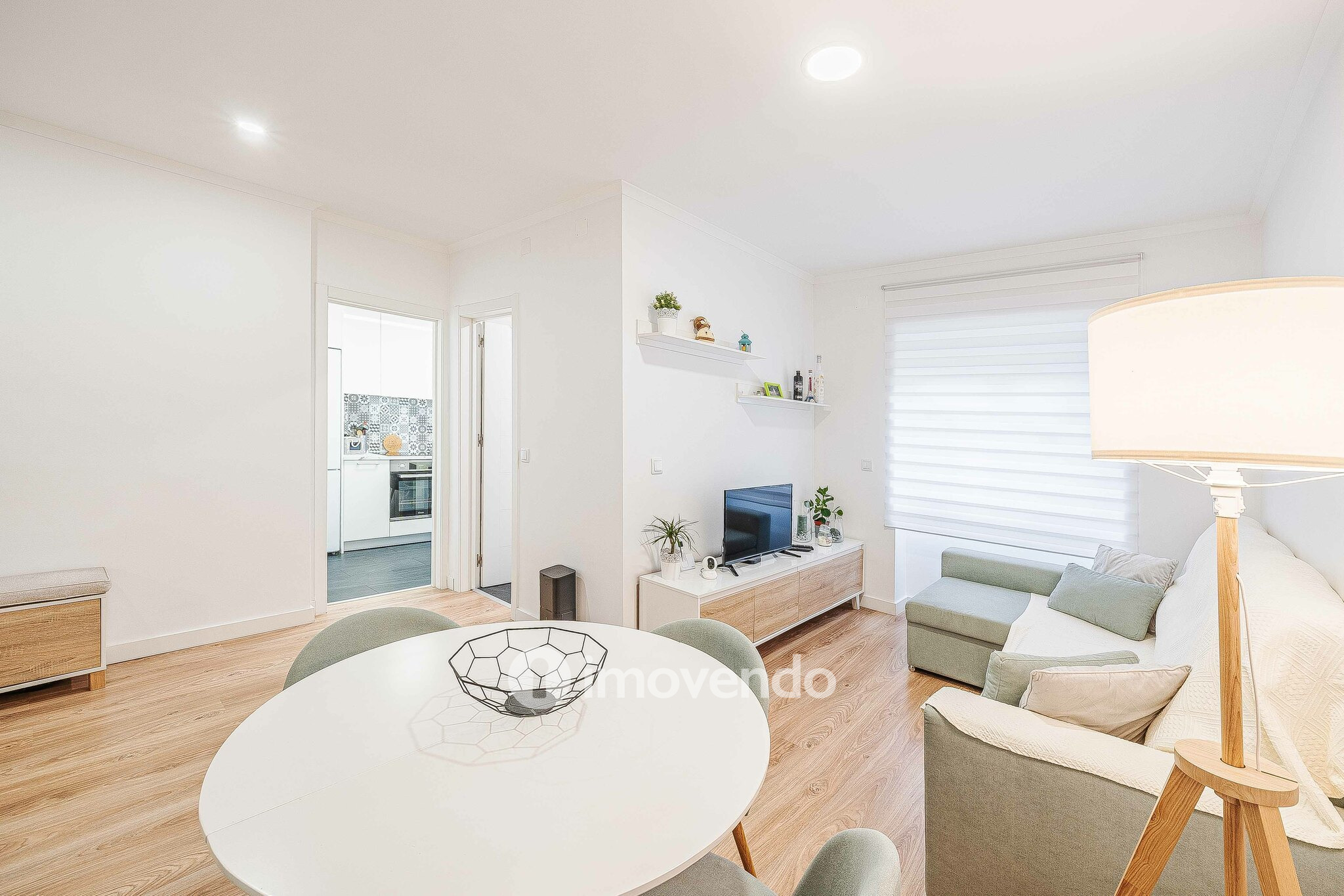 Apartamento T2 totalmente renovado, com cozinha equipada, na Amadora