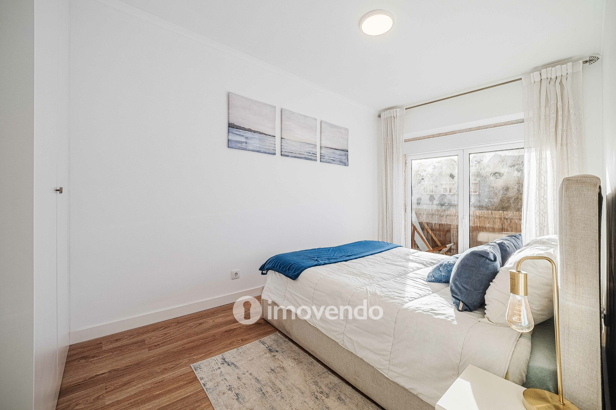 Apartamento T2 totalmente renovado, com cozinha equipada, na Amadora