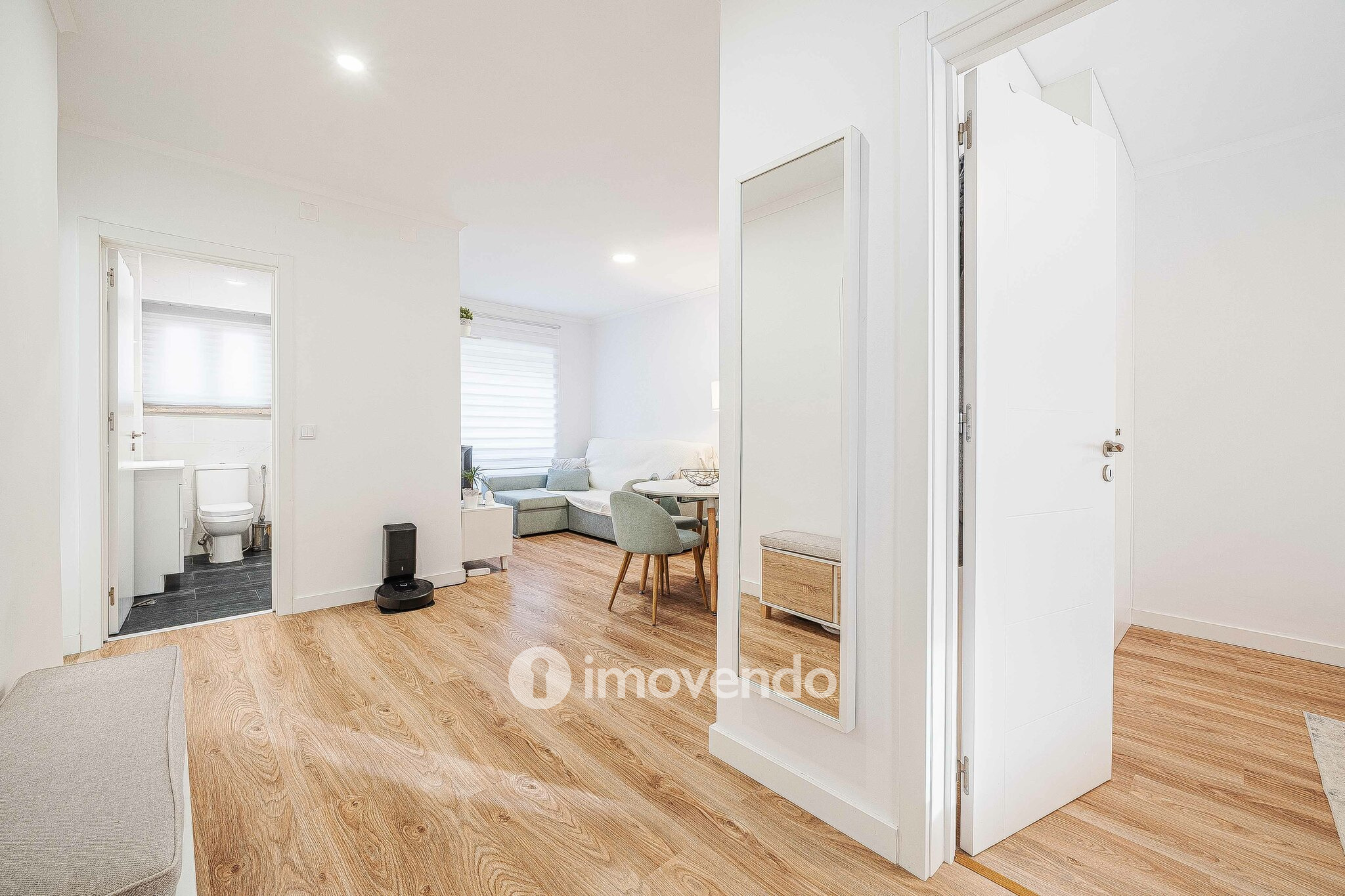 Apartamento T2 totalmente renovado, com cozinha equipada, na Amadora