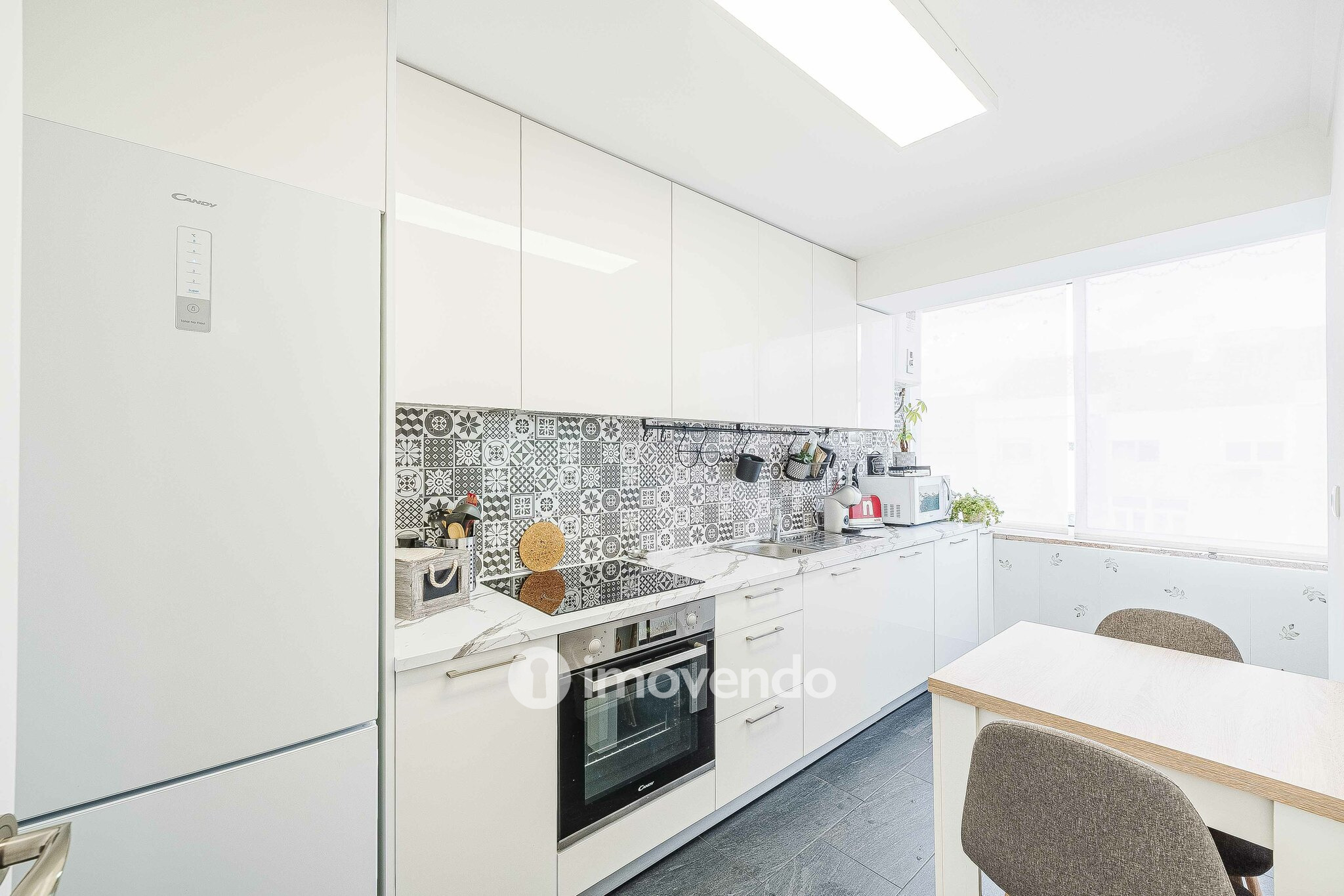 Apartamento T2 totalmente renovado, com cozinha equipada, na Amadora