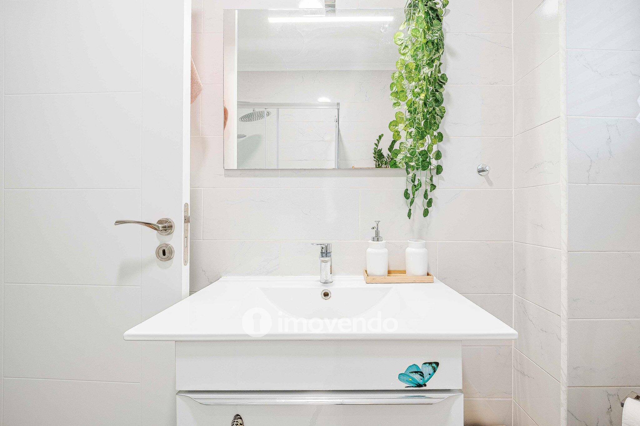 Apartamento T2 totalmente renovado, com cozinha equipada, na Amadora