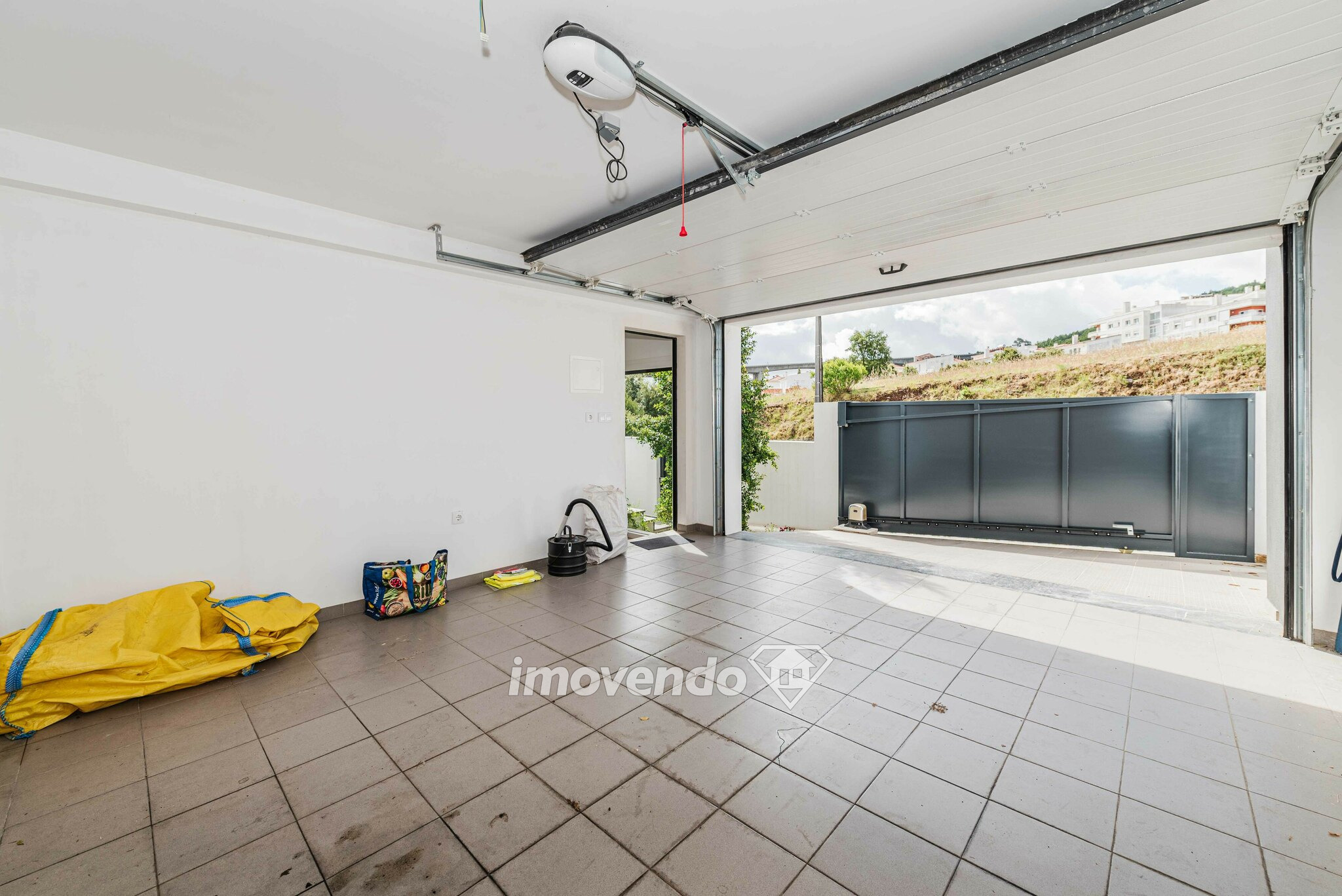 Moradia moderna T3, com garagem e piscina, em Loures