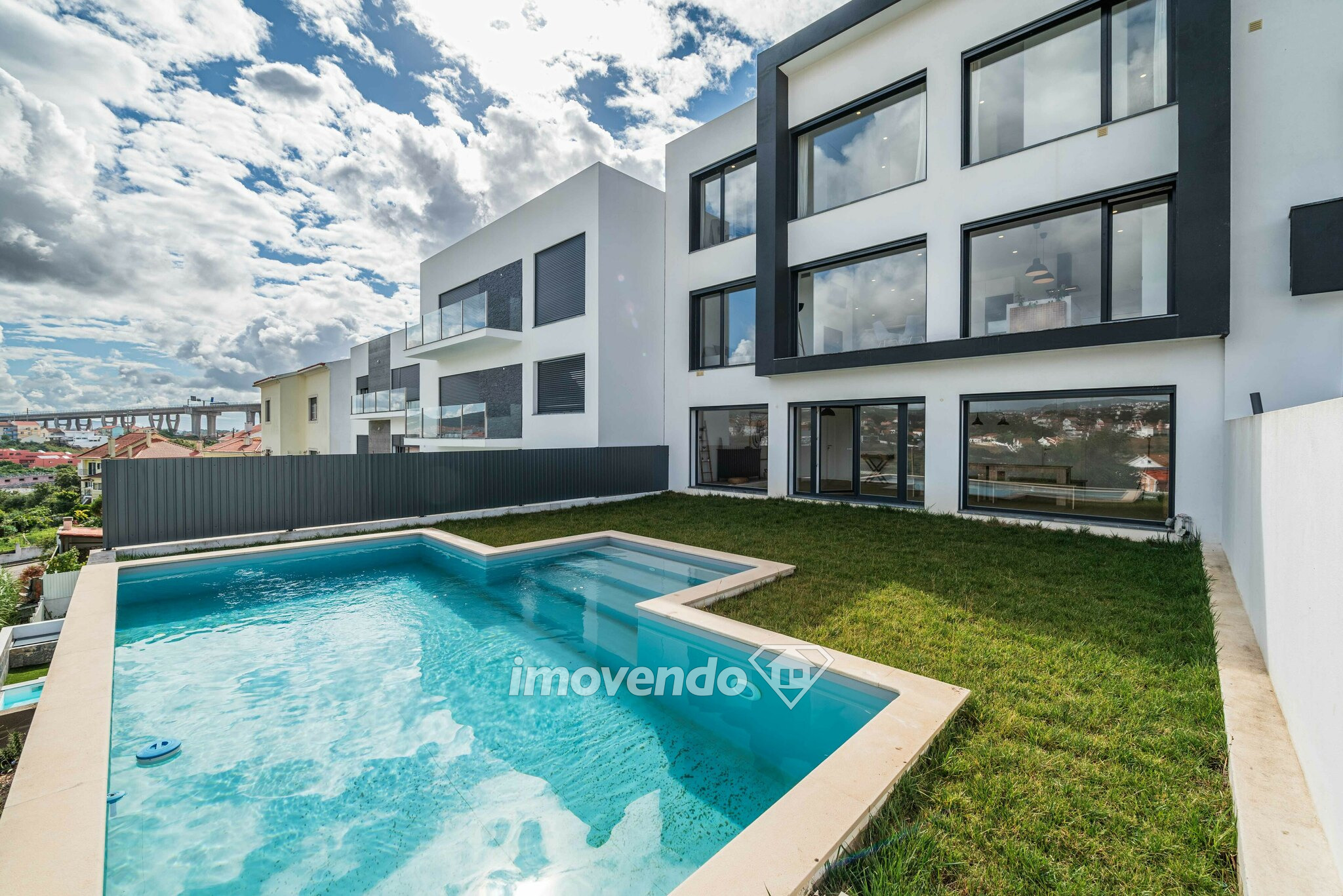 Moradia moderna T3, com garagem e piscina, em Loures