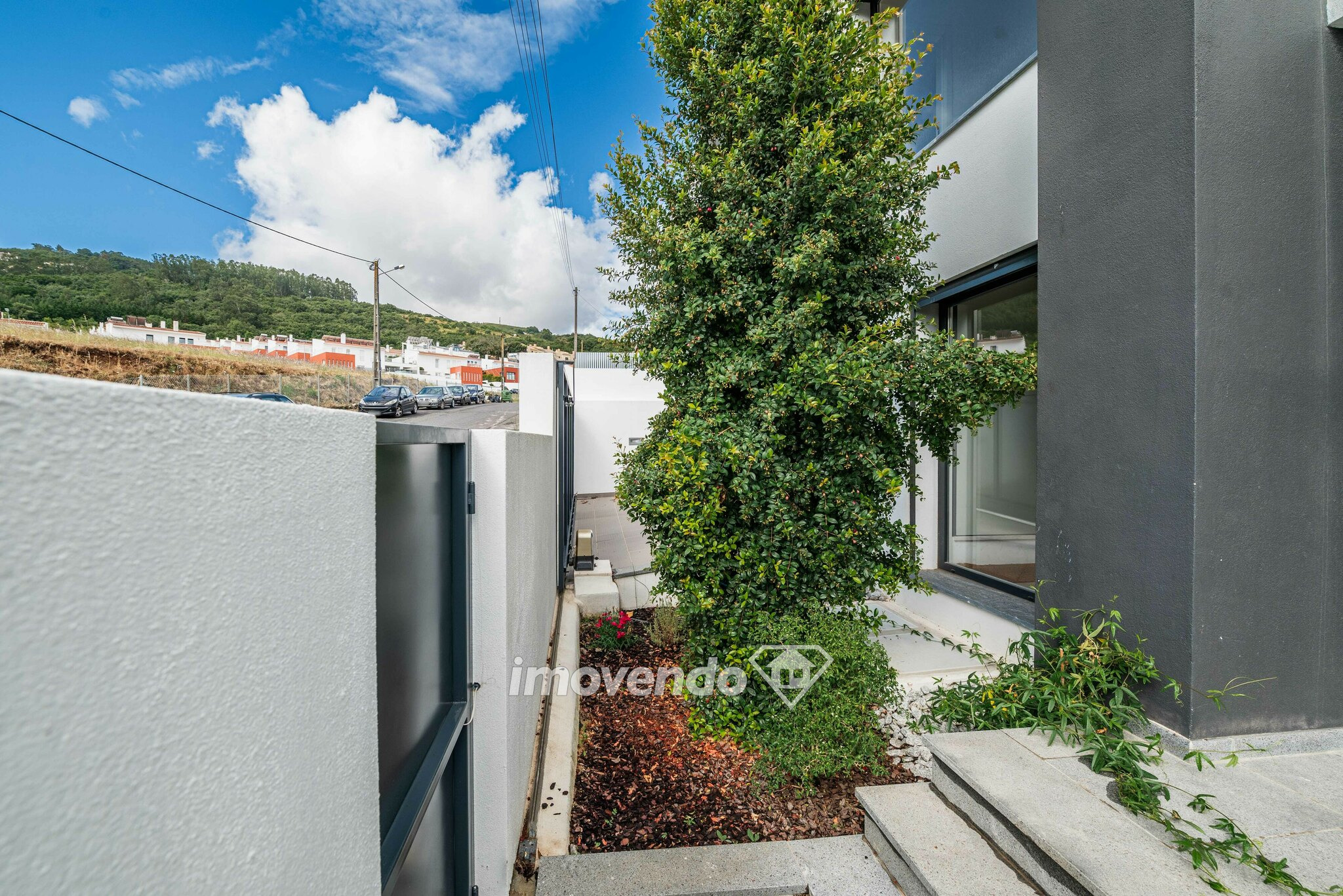 Moradia moderna T3, com garagem e piscina, em Loures