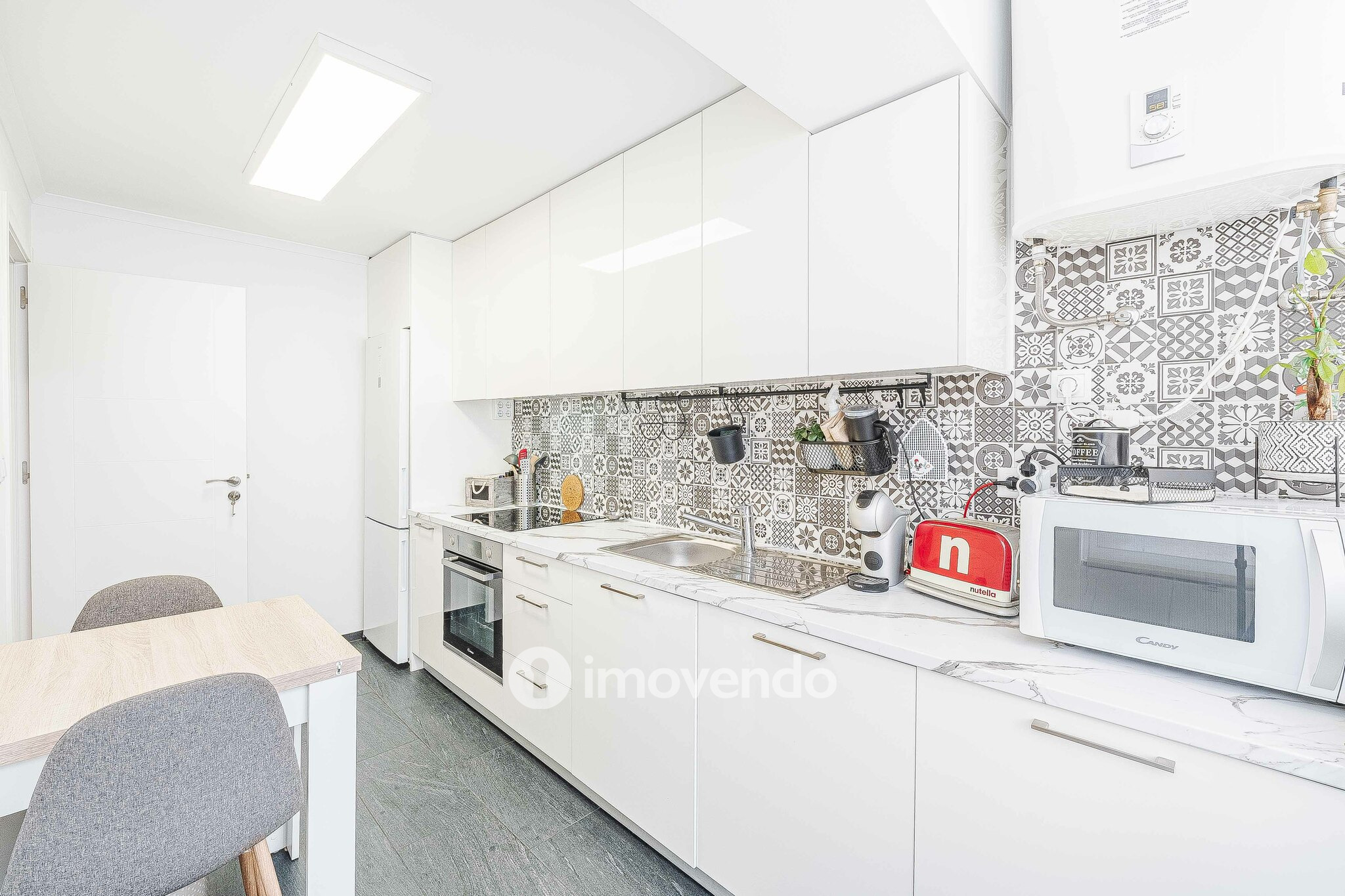 Apartamento T2 totalmente renovado, com cozinha equipada, na Amadora