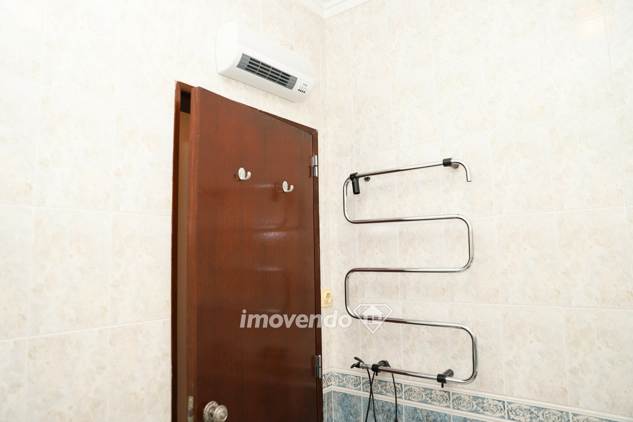 Apartamento T3 com áreas amplas e arrecadação, em Carnaxide