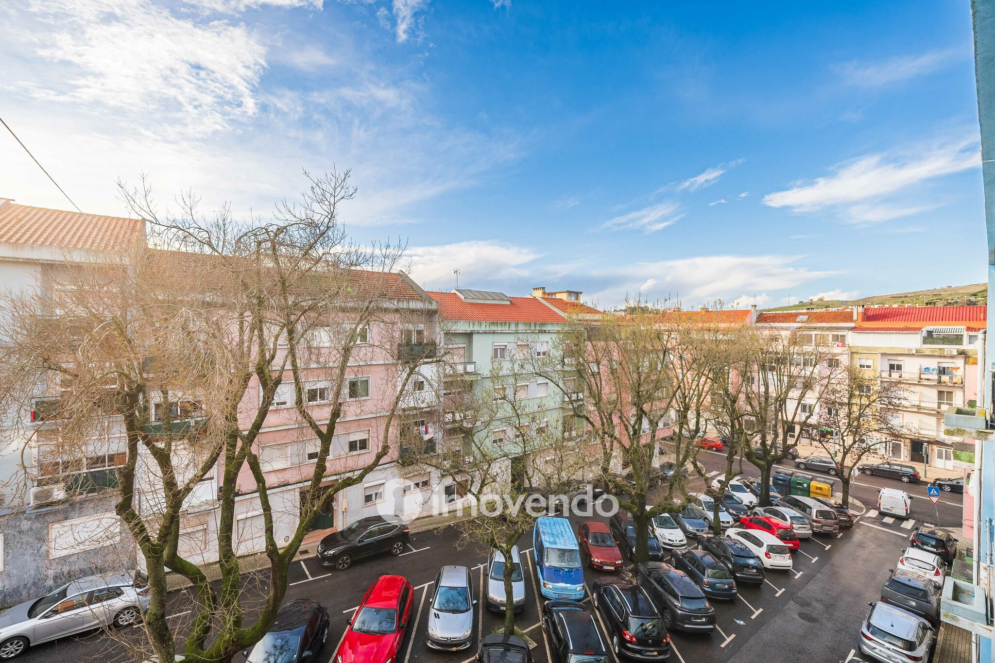 Apartamento T2 totalmente renovado, com cozinha equipada, na Amadora