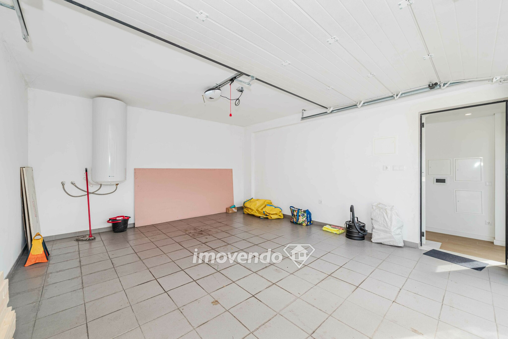 Moradia moderna T3, com garagem e piscina, em Loures