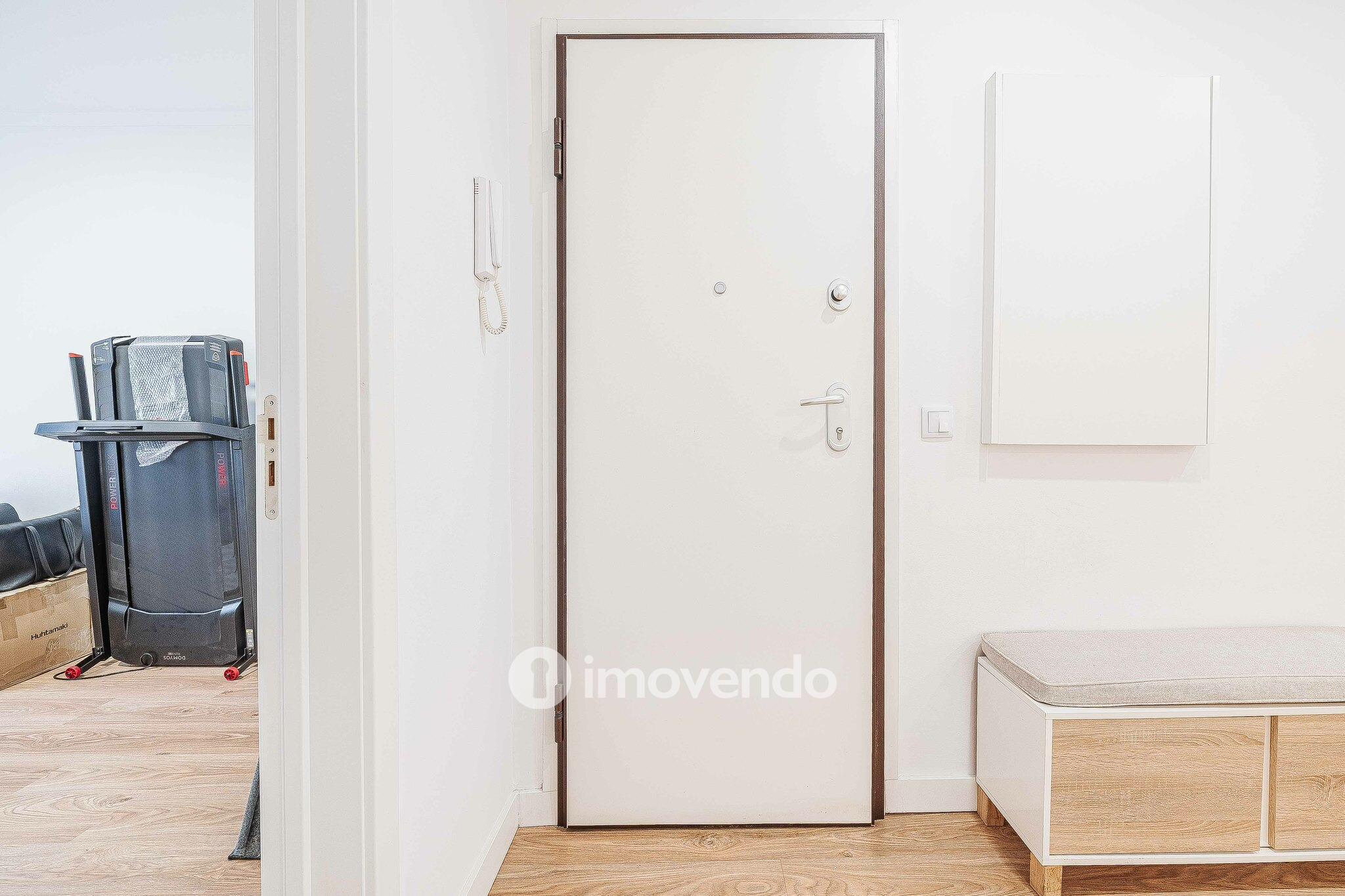 Apartamento T2 totalmente renovado, com cozinha equipada, na Amadora