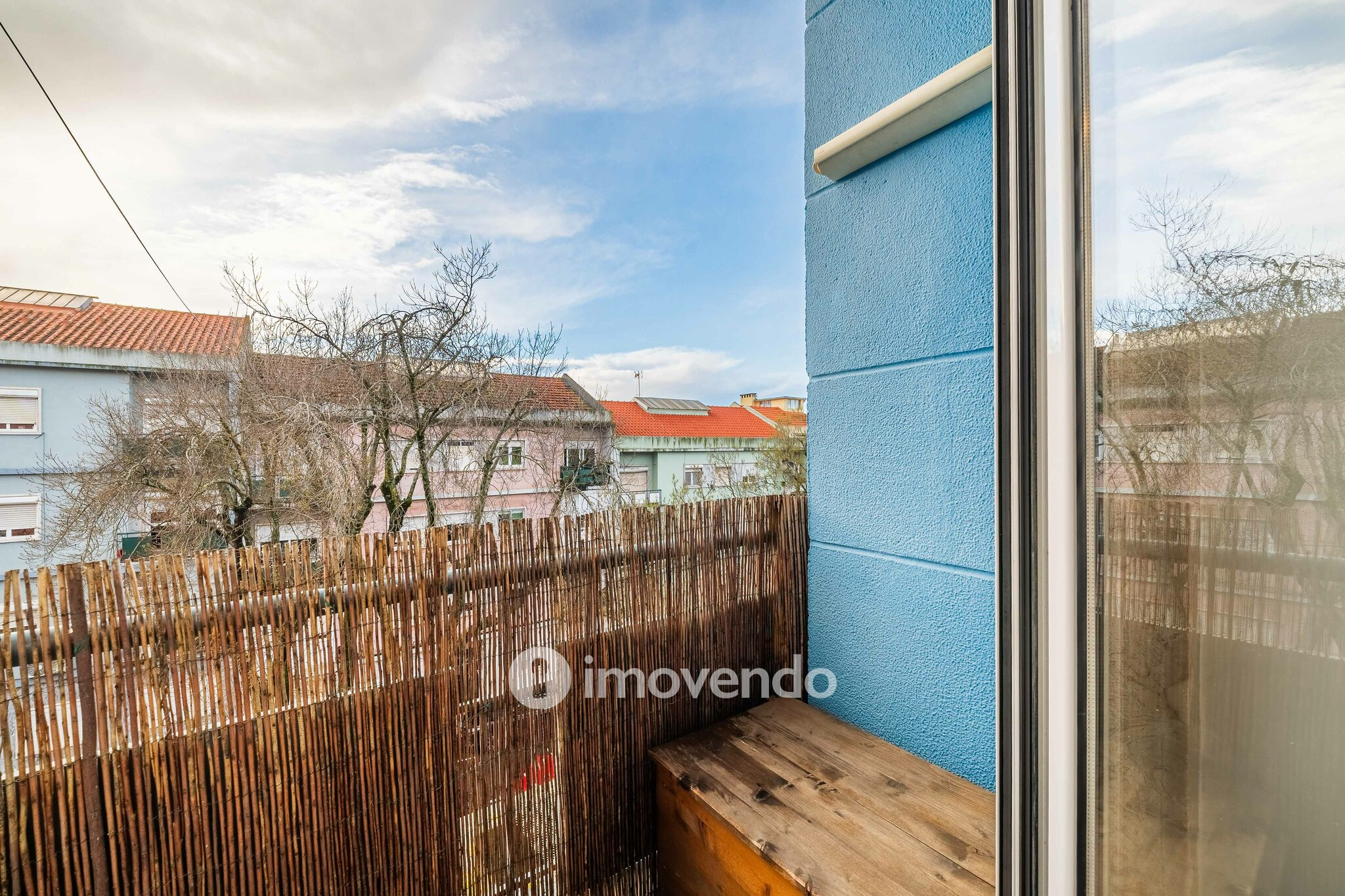 Apartamento T2 totalmente renovado, com cozinha equipada, na Amadora