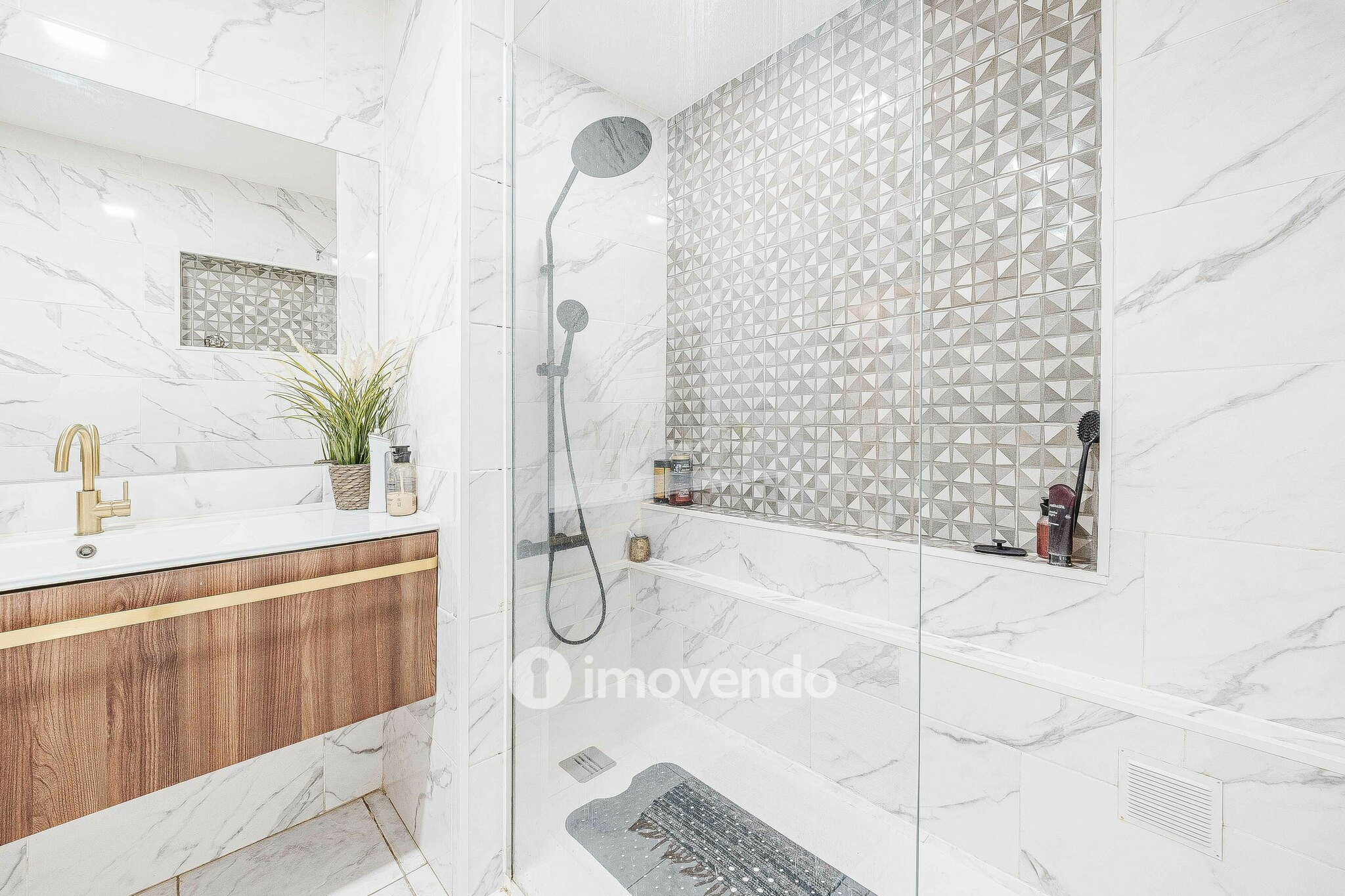 Apartamento T3 Duplex remodelado, com áreas amplas, em Corroios
