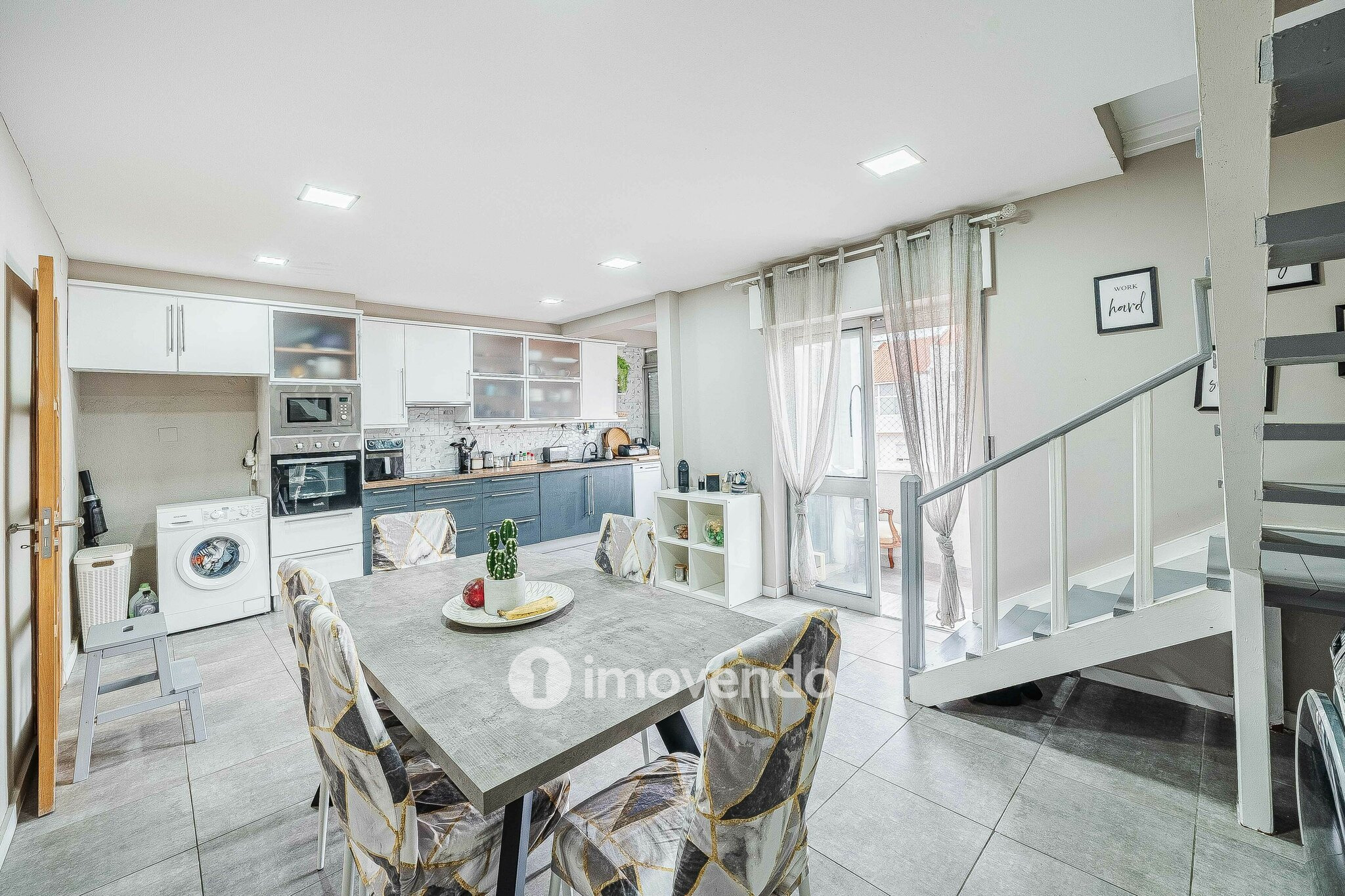 Apartamento T3 Duplex remodelado, com áreas amplas, em Corroios