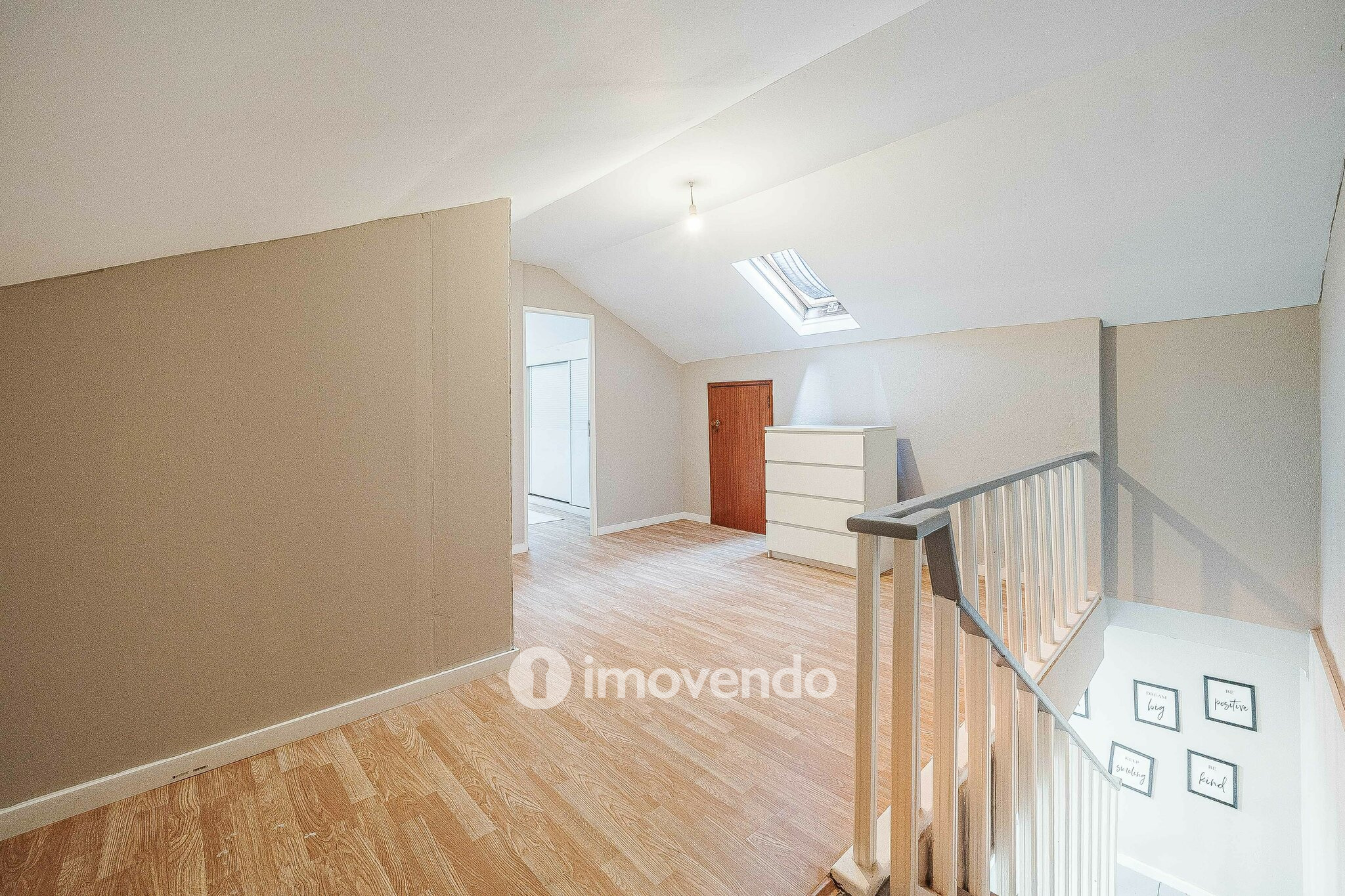 Apartamento T3 Duplex remodelado, com áreas amplas, em Corroios