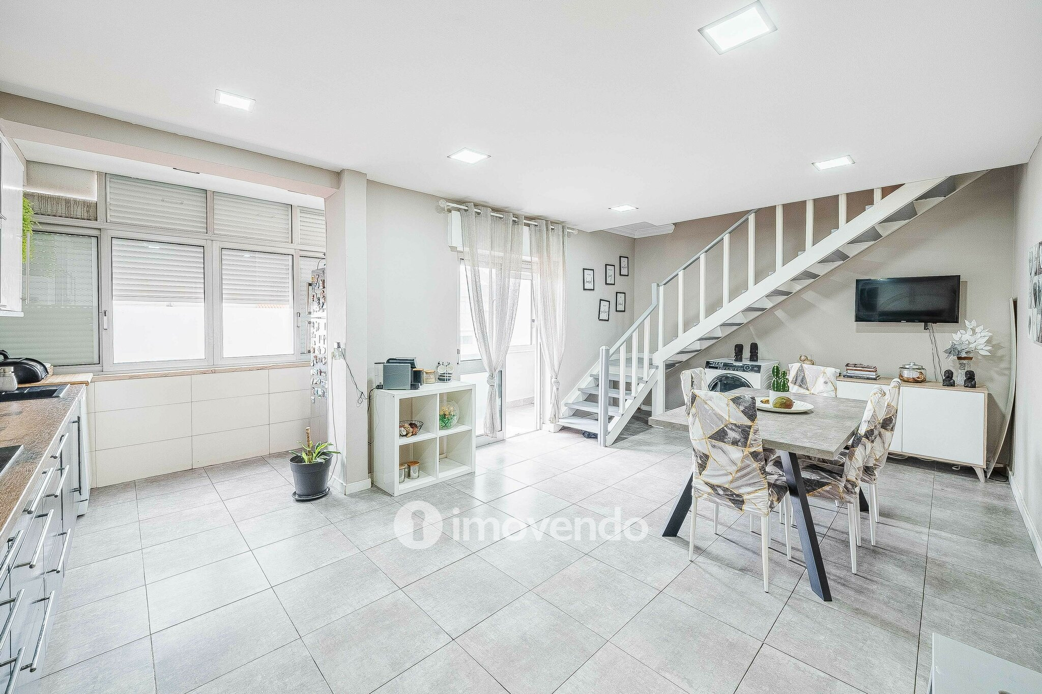 Apartamento T3 Duplex remodelado, com áreas amplas, em Corroios