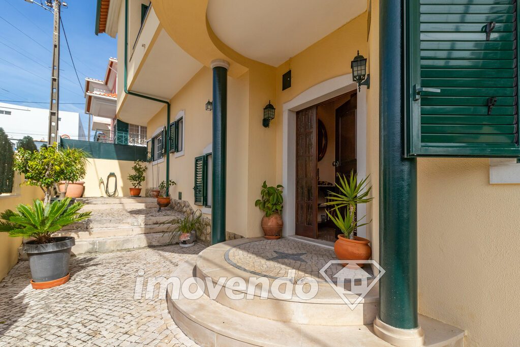 Detached villa (4+2 bedrooms) in Santo António dos Cavaleiros - 4