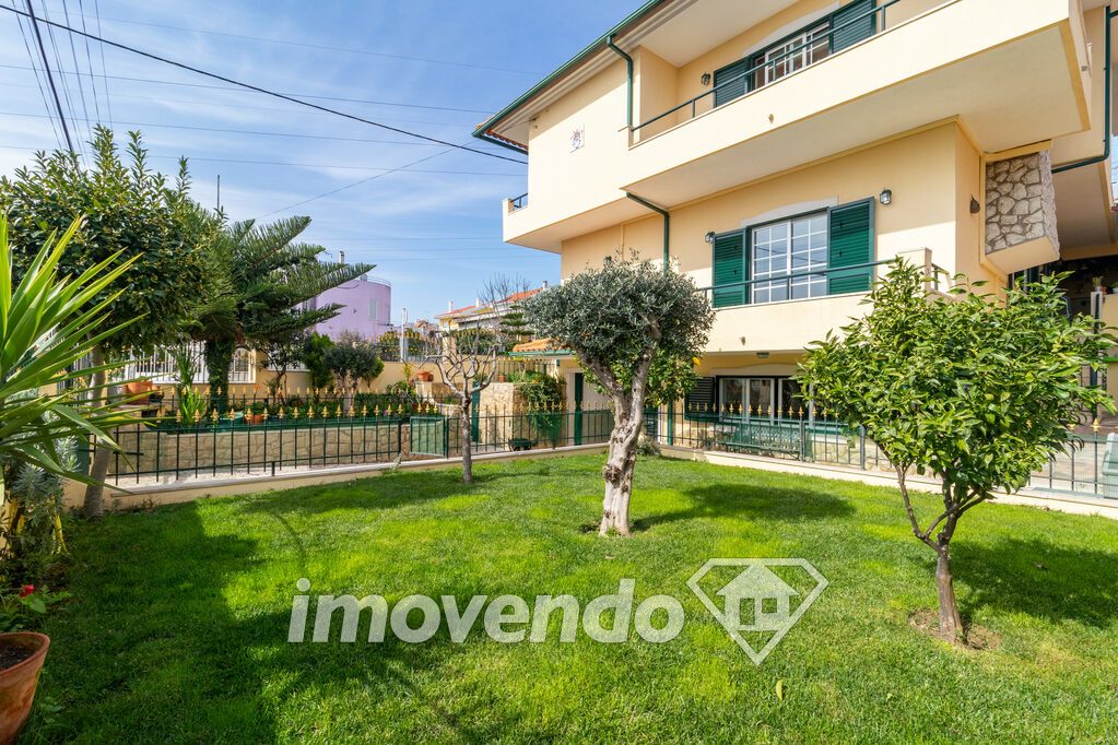 Detached villa (4+2 bedrooms) in Santo António dos Cavaleiros - 2