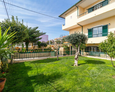 Detached villa (4+2 bedrooms) in Santo António dos Cavaleiros - 2