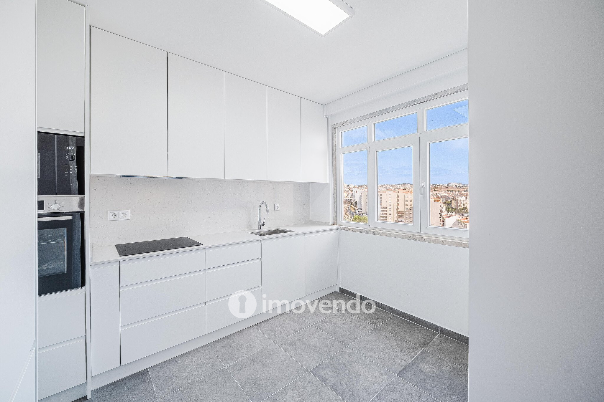 Apartamento T2 remodelado, com cozinha equipada, na Reboleira