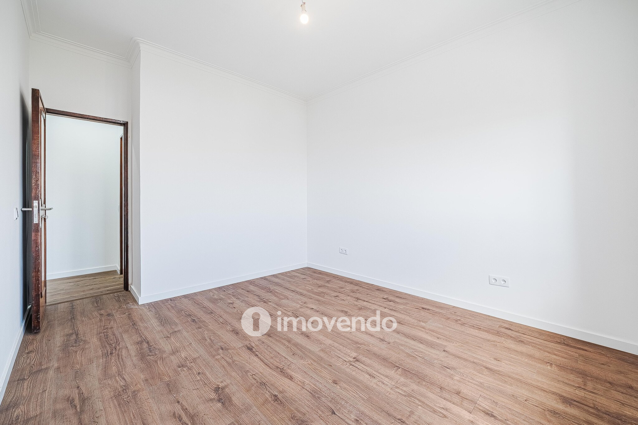 Apartamento T2 remodelado, com cozinha equipada, na Reboleira