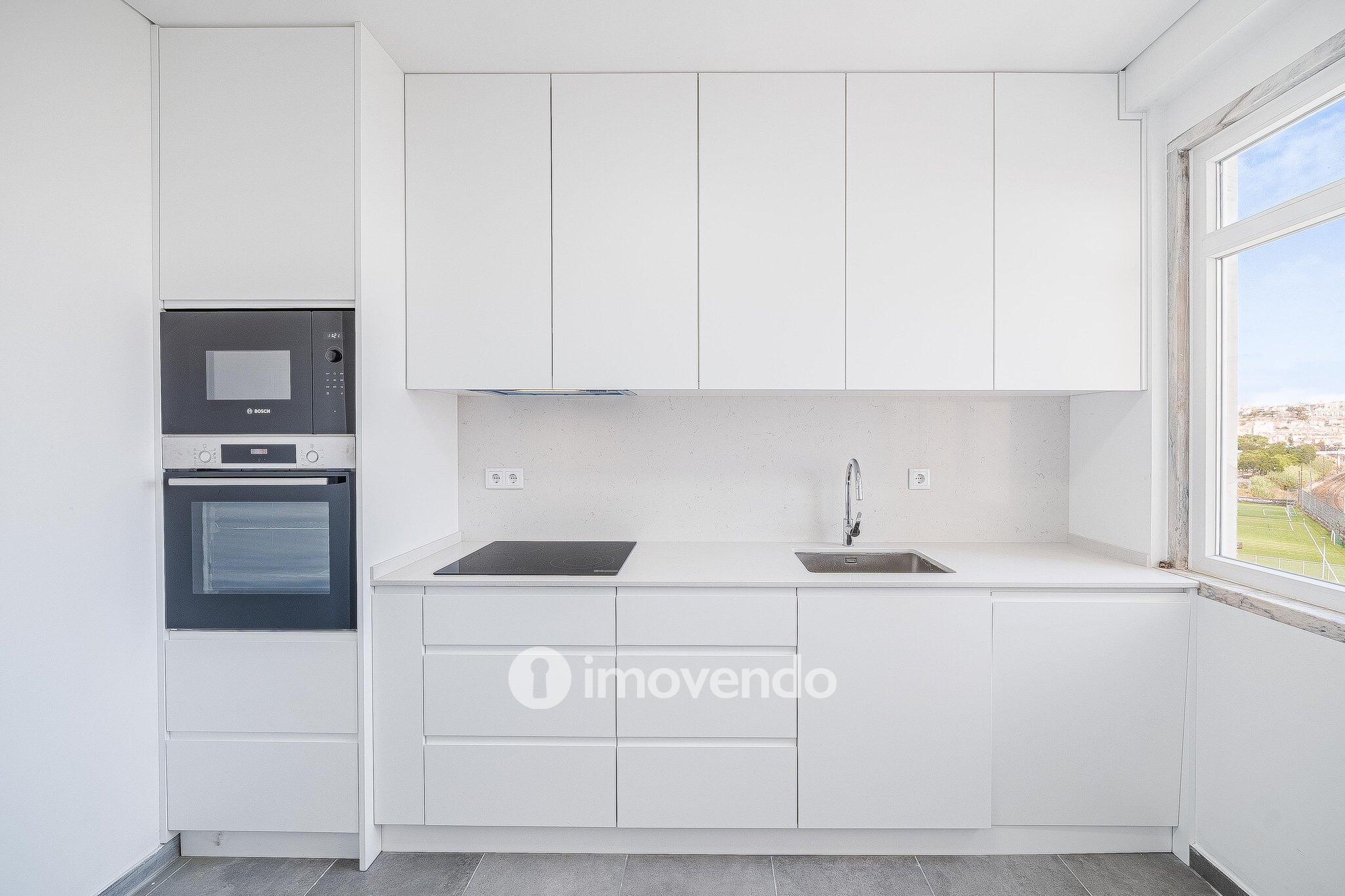 Apartamento T2 remodelado, com cozinha equipada, na Reboleira