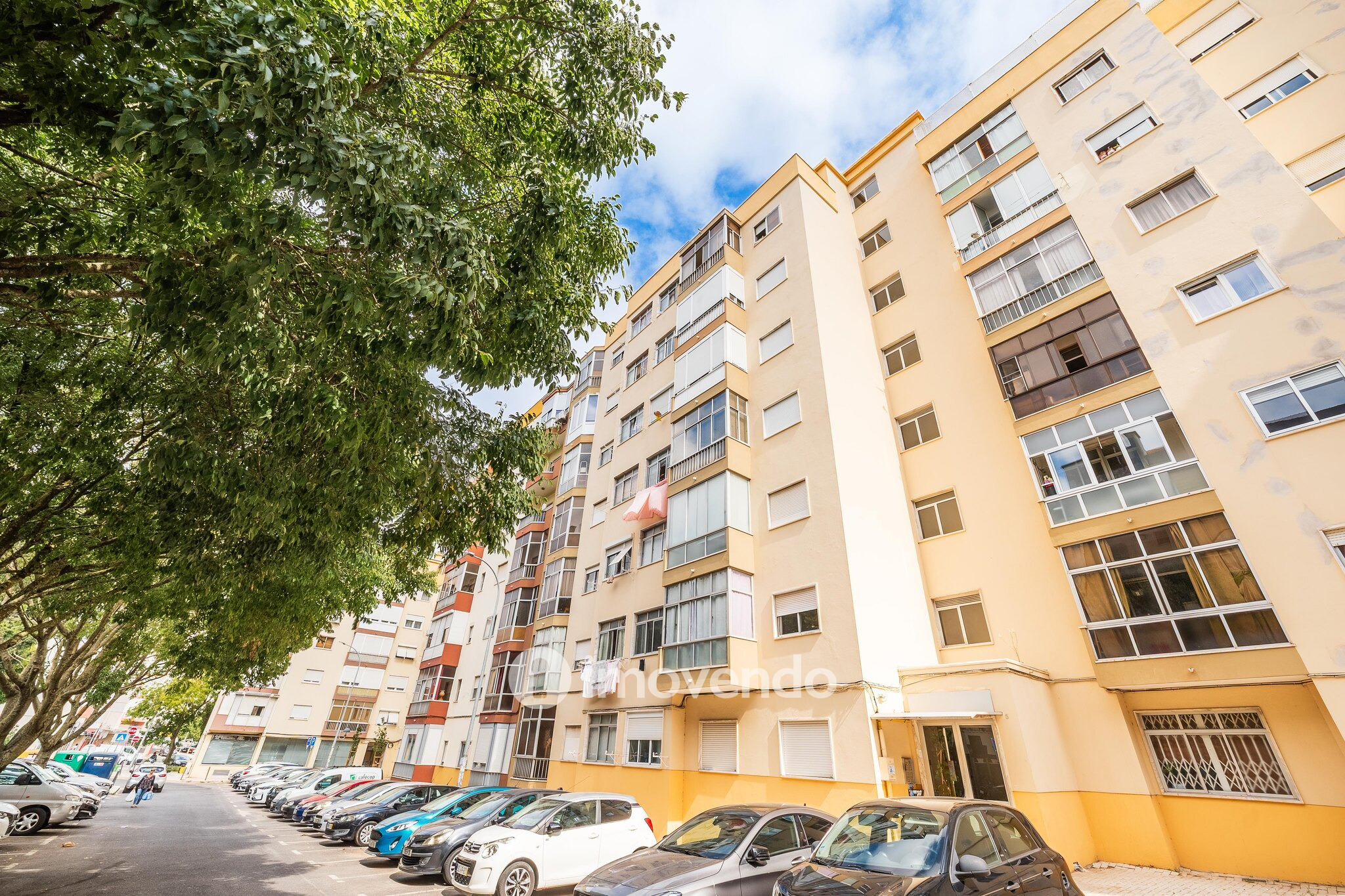 Apartamento T2 remodelado, com cozinha equipada, na Reboleira