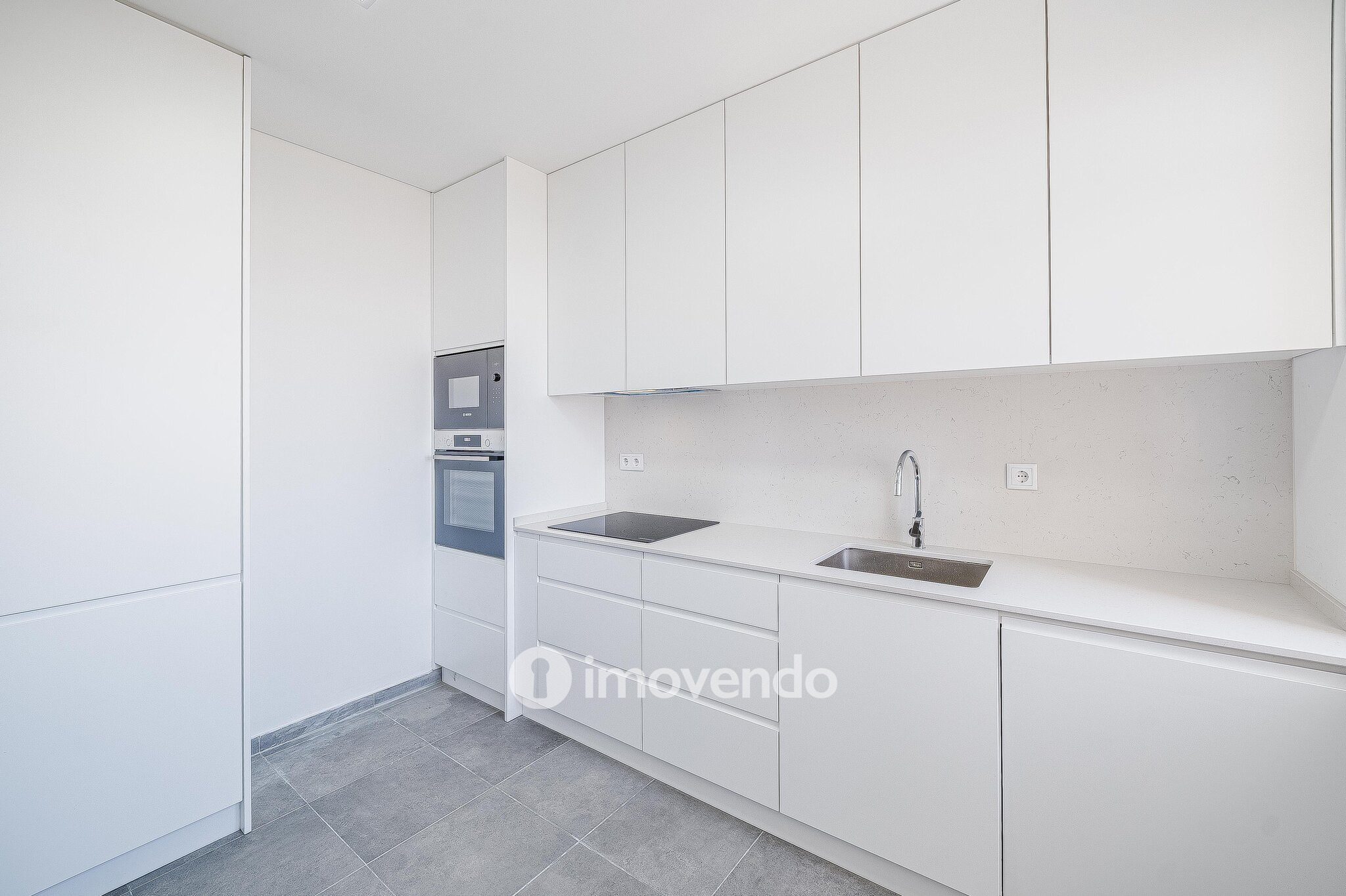 Apartamento T2 remodelado, com cozinha equipada, na Reboleira