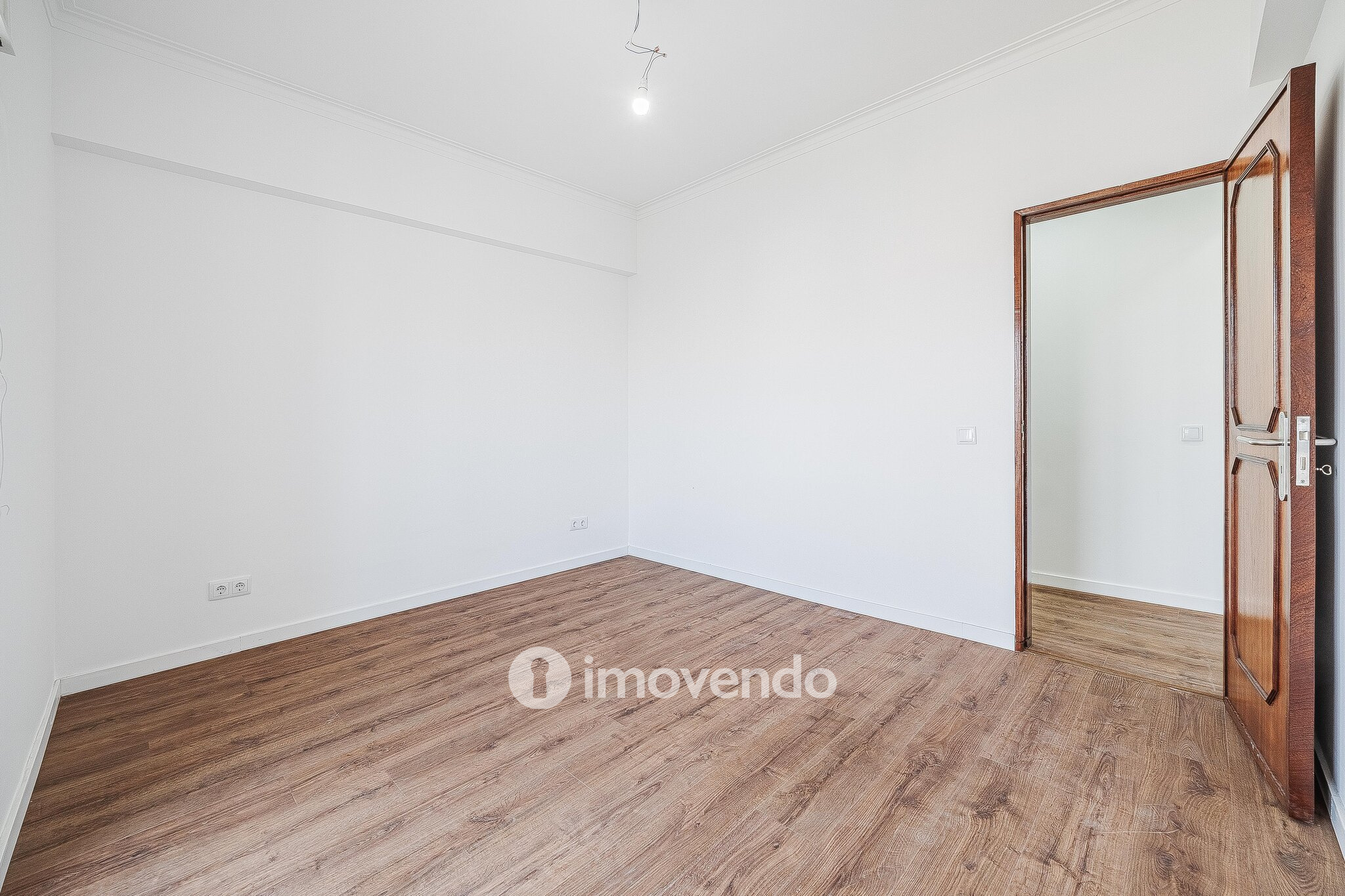 Apartamento T2 remodelado, com cozinha equipada, na Reboleira