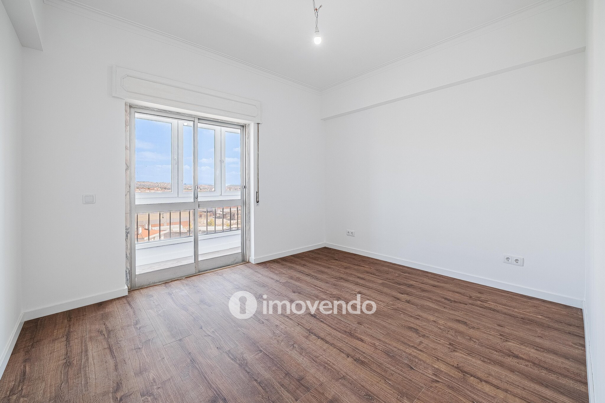 Apartamento T2 remodelado, com cozinha equipada, na Reboleira