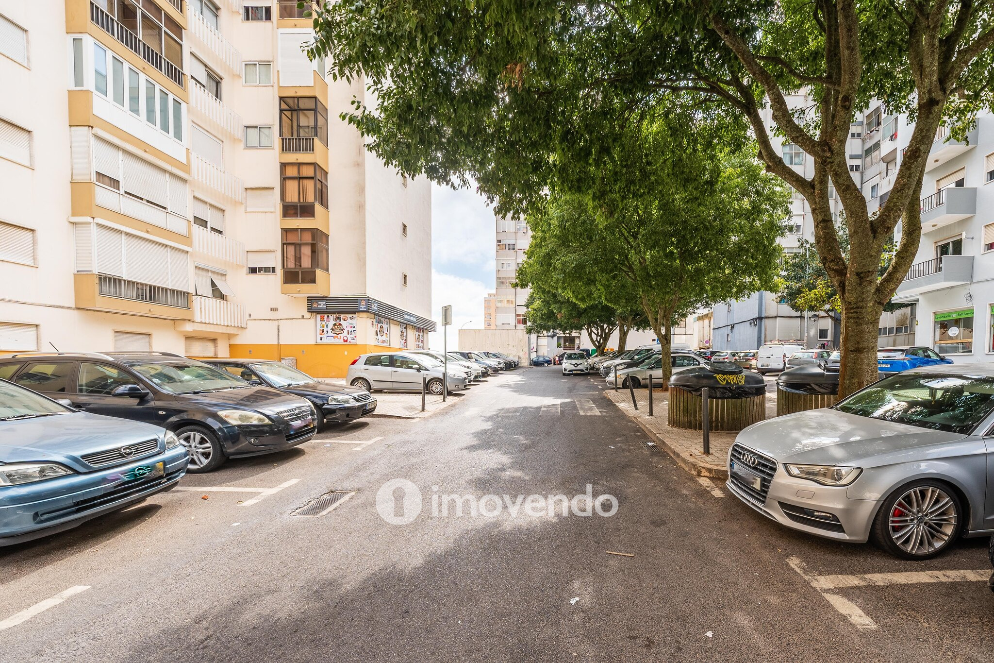 Apartamento T2 remodelado, com cozinha equipada, na Reboleira