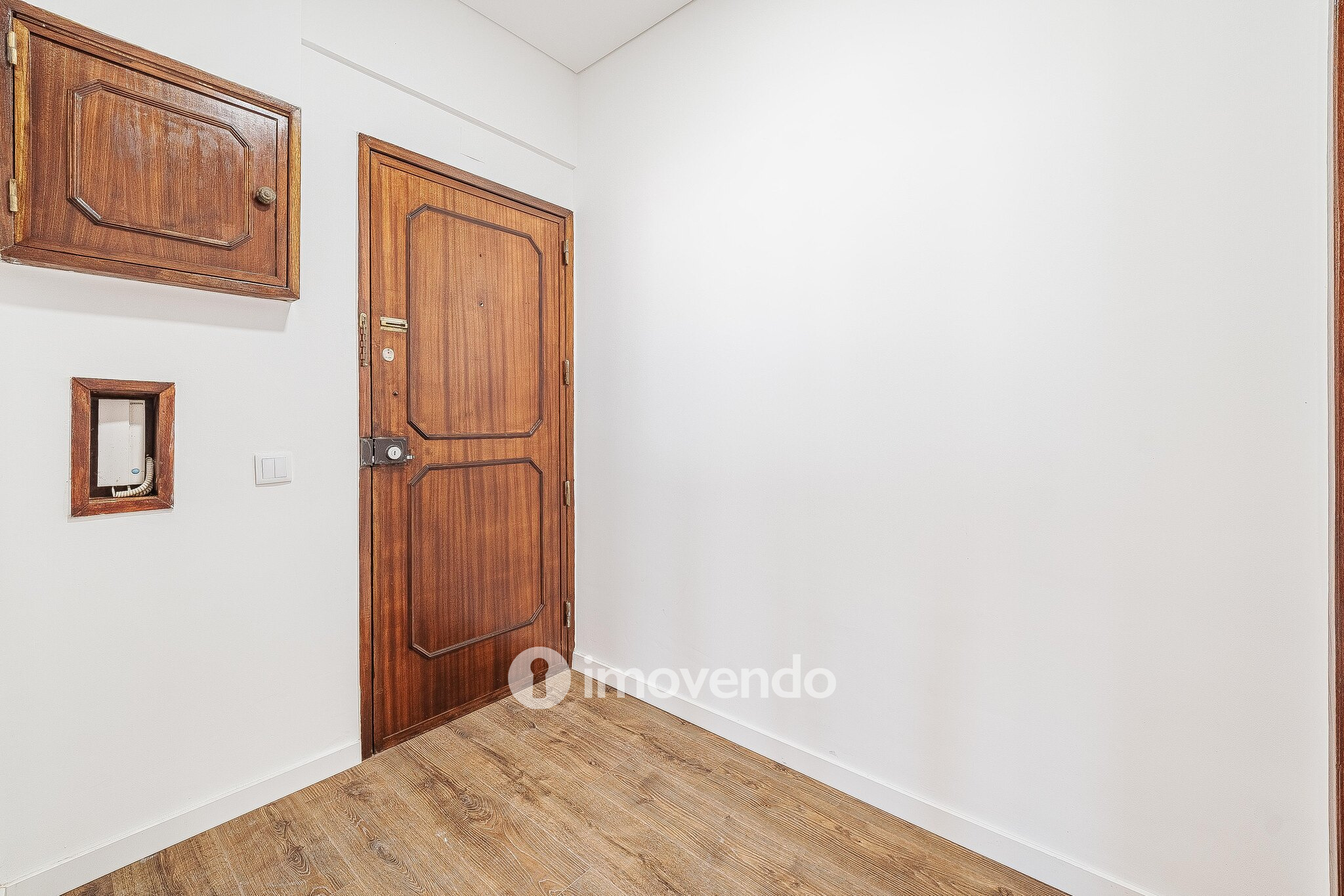 Apartamento T2 remodelado, com cozinha equipada, na Reboleira