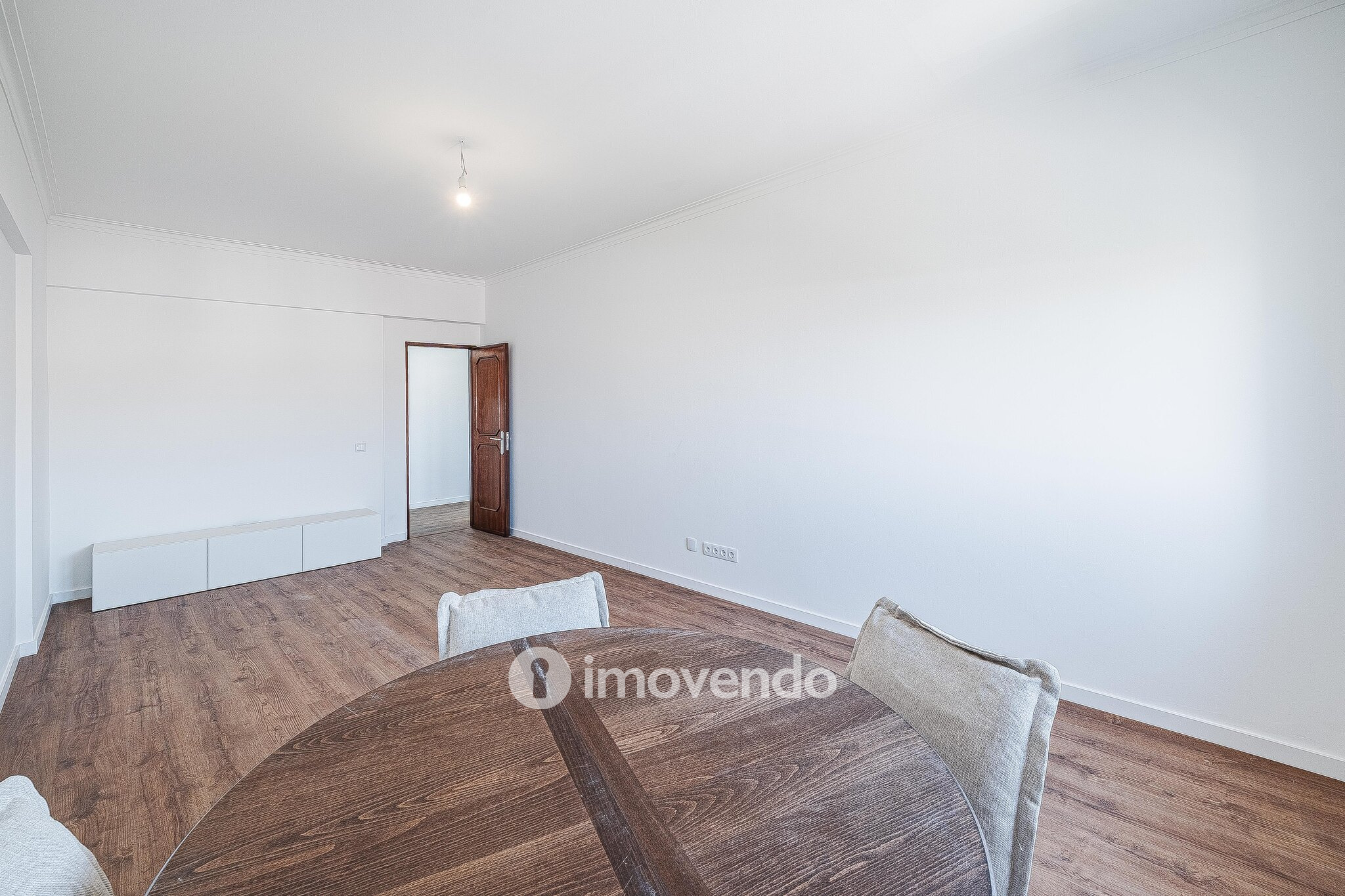 Apartamento T2 remodelado, com cozinha equipada, na Reboleira
