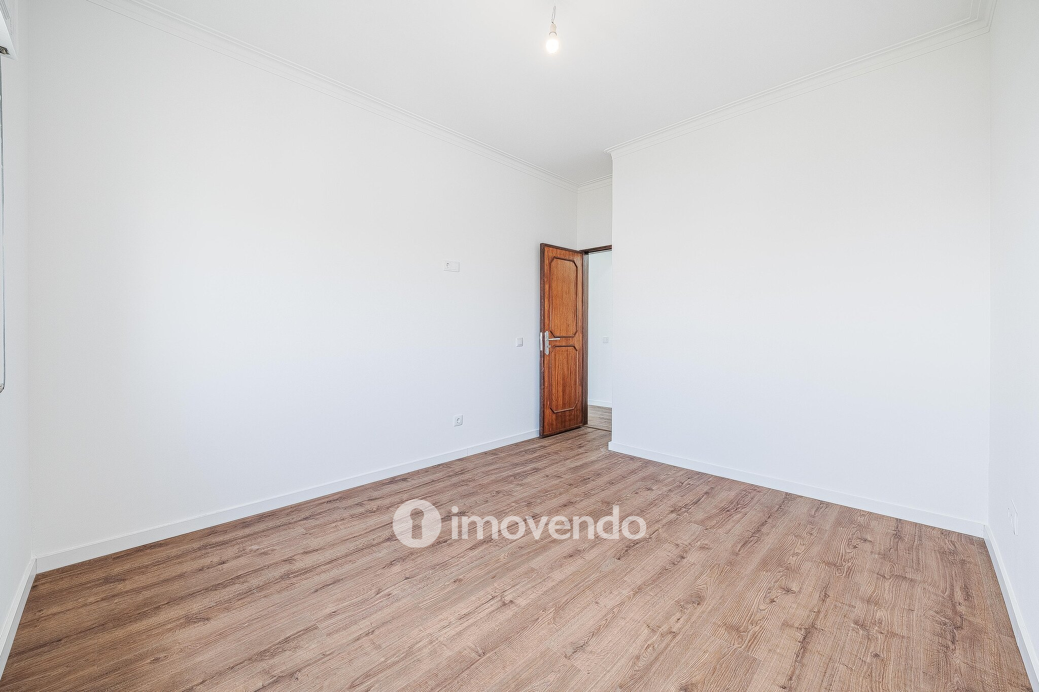 Apartamento T2 remodelado, com cozinha equipada, na Reboleira