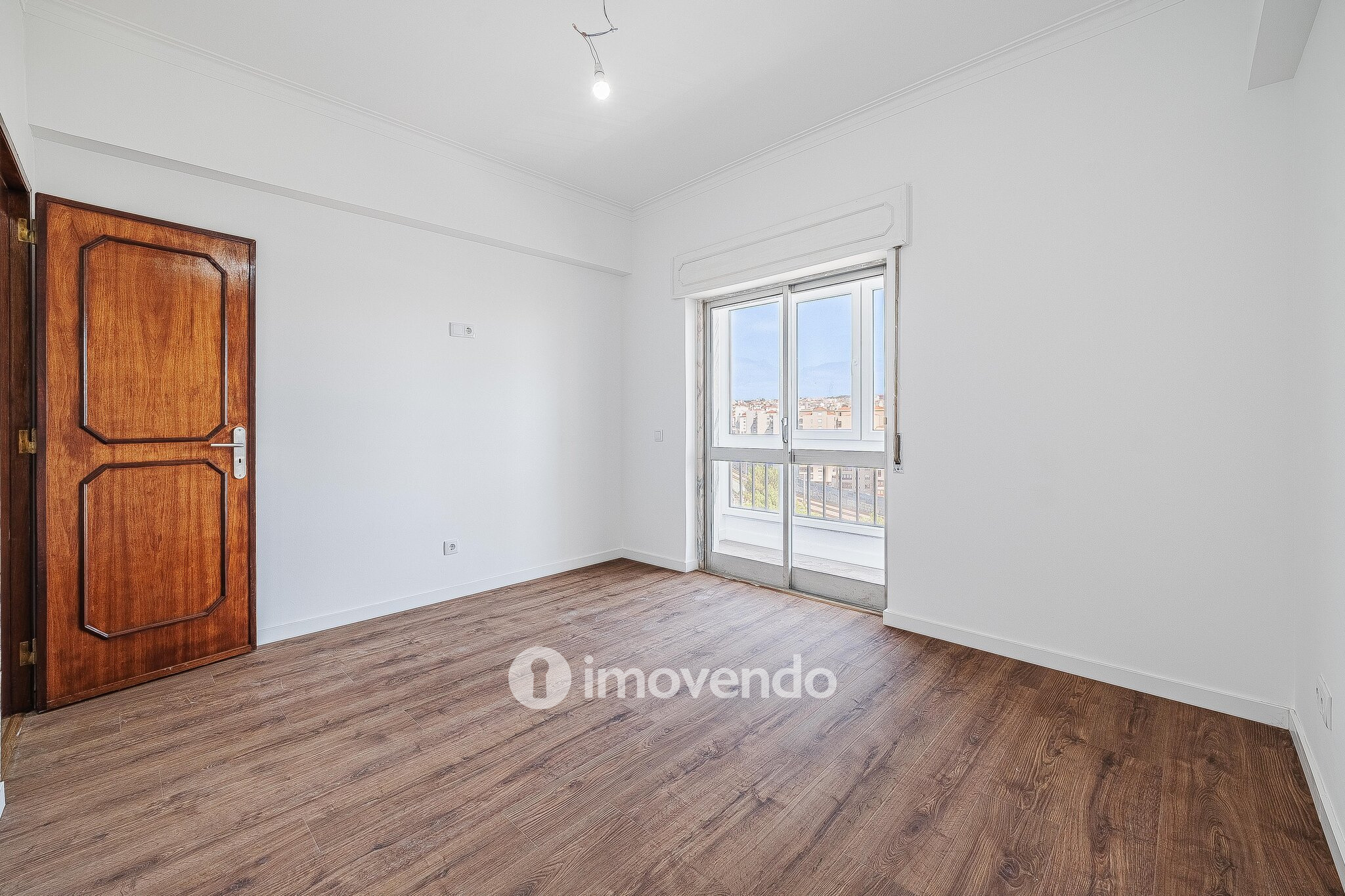 Apartamento T2 remodelado, com cozinha equipada, na Reboleira