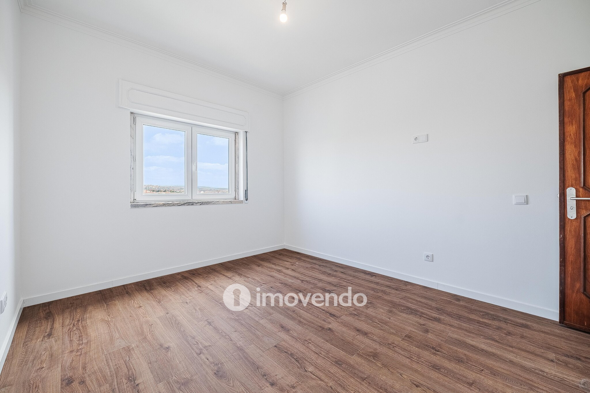 Apartamento T2 remodelado, com cozinha equipada, na Reboleira