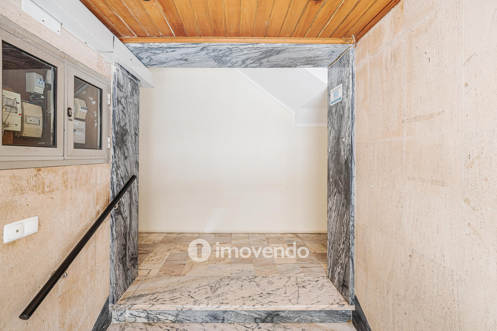 Apartamento T2 remodelado, com cozinha equipada, na Reboleira