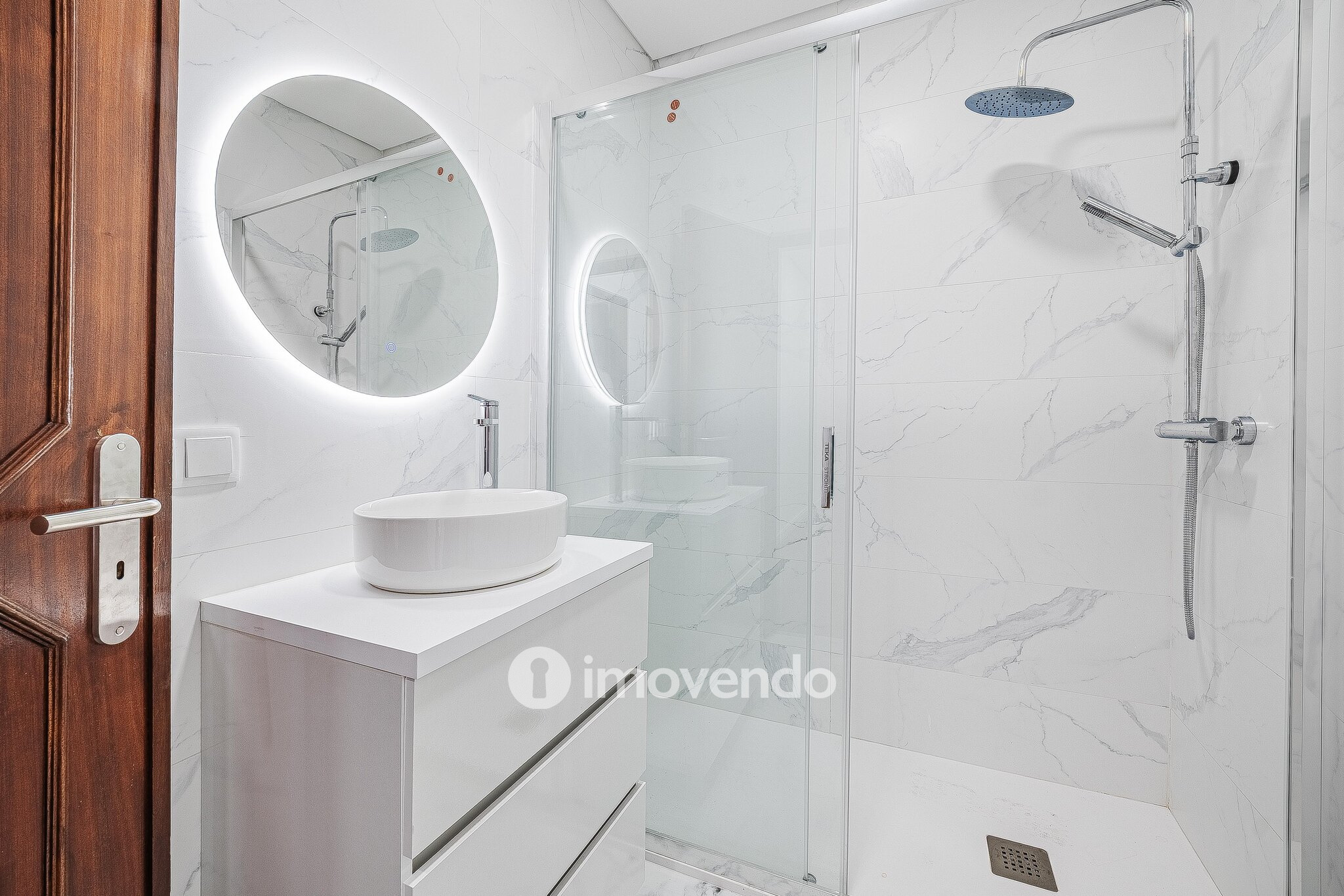 Apartamento T2 remodelado, com cozinha equipada, na Reboleira