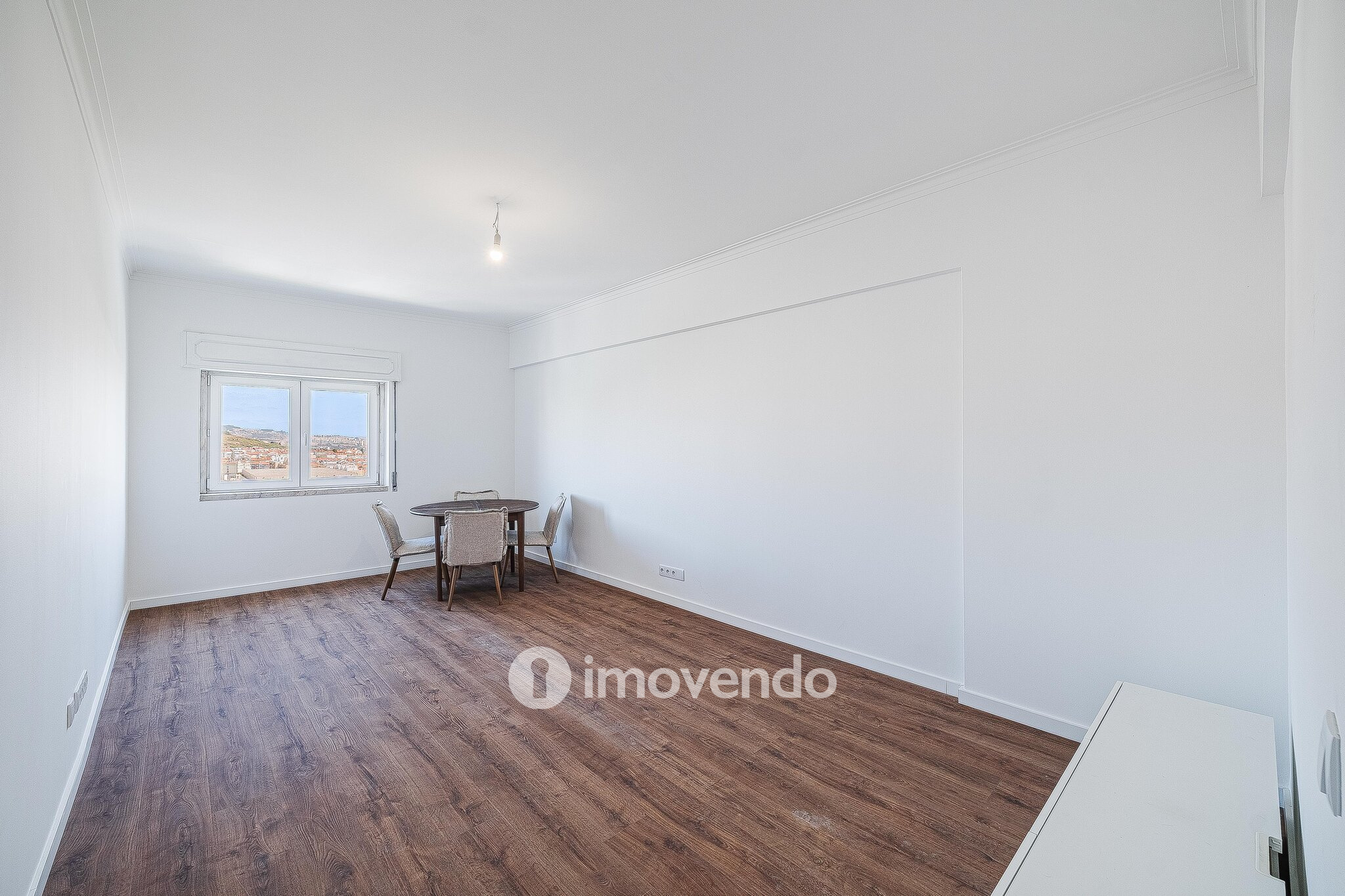 Apartamento T2 remodelado, com cozinha equipada, na Reboleira