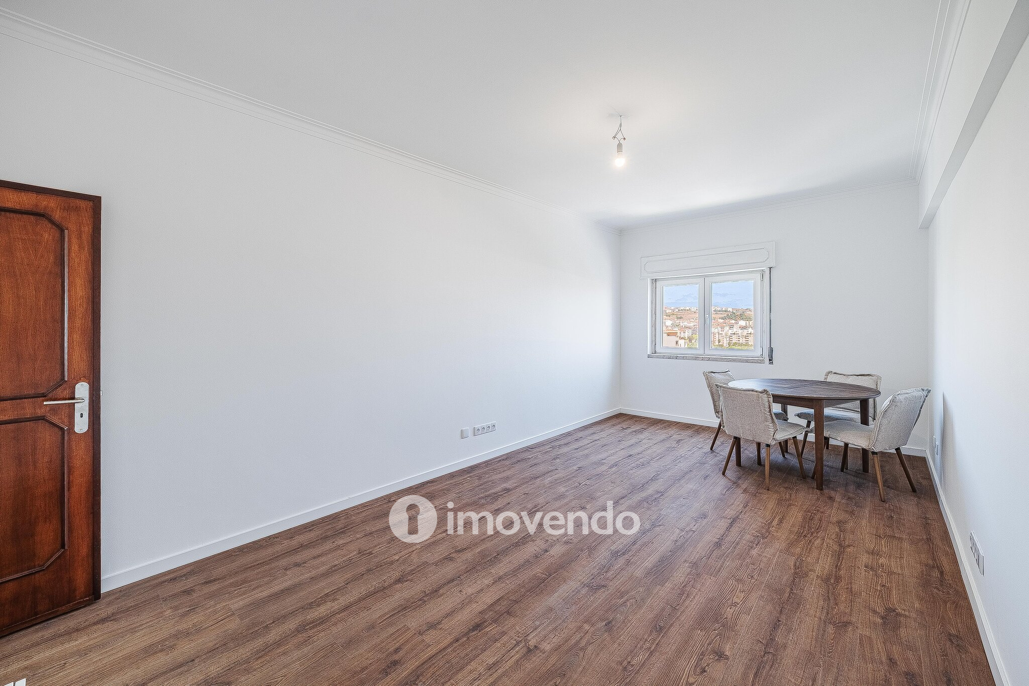 Apartamento T2 remodelado, com cozinha equipada, na Reboleira